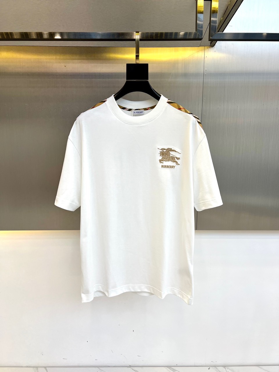 NO:127180,Burberry and 25SS spring and summer new short-sleeved T-shirts are men's singles. This fabric looks simple, but when you actually touch it, it has the smoothness of water, smooth and toughness, delicate and fullness. Regular style, free and unrestrained, hiding flesh to make you look slim. Fashionable pocket design, pocket decoration war horse logo elements, concave and convex, simple and fashionable. 48-56 (model 173, 143 catties upper body 50 sizes), ,burberry, burberry, T-shirt, tees, t-shirt, alexander wang19860909Bur巴宝莉、25SS春夏新品短袖T恤为男士单品,此款面料看起来简单,实际摸到手上,具有水流一般的柔滑,手感爽滑有韧劲,细腻饱满度非常哇塞.常规版型,自由不拘束,藏肉显瘦.时尚口袋设计,口袋装饰战马logo元素,凹凸有致,简约时尚.48-56（模特173,143斤上身50码）,,burberry,burberry,T-shirt,tees，t-shirt,alexander wang,Men's clothing