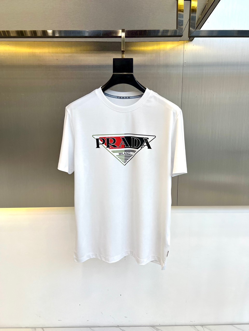 NO:127141,[Selling in early spring] Prad Pula and 25SS spring and summer new round neck short-sleeved T-shirts are made of imported cotton jersey knitted fabrics. The fabric is light, soft and elastic, comfortable, breathable, and extremely moisture-absorbing and sweat-free. It is a rare summer essential item!  The classic triangle letter logo offset printing embellishments on the chest of the clothes, a simple but detailed design that is very consistent with the brand tone of P home. The overall clean and elegant are very suitable for wearing as a basic item in daily life!  The basic straight-tube style cut is very handsome. 48-56 (model 173, 143 catties upper body 50 sizes), prada, prada, T-shirt, tees, t-shirt, alexander wang19860909【早春现货抢先发售】 Prad普拉、25SS春夏新款圆领短袖T恤,选用客供进口棉质平纹针织面料制成,面料轻薄柔软有弹力,舒爽透气又极具吸湿排汗性能,属于不可多得的夏日必备单品！衣身胸前经典三角形字母徽标胶印印花点缀,简约而不失细节感的设计,非常符合P家的品牌调性,整体干净素雅,非常适合作为日常基础单品穿着！基础直筒的版型裁剪,上身效果非常帅气.48-56（模特173,143斤上身50码）,,prada,prada,T-shirt,tees，t-shirt,alexander wang,Men's clothing