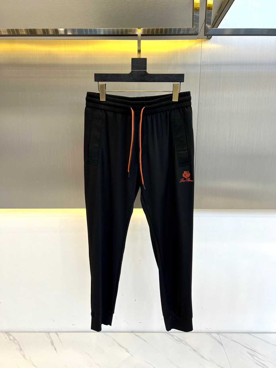 NO:127150,Loro Piana, new spring and summer style men's original single sports casual pants fashionable elastic strap trousers. A versatile trousers that combine casual and fashionable trousers, perfectly wiping various outfit needs, high-density ultra-thin speed drying material, soft and delicate, skin-friendly, and has good vertical breathability. It is also an indispensable matching tool in men's wardrobe, and is a classic style of practical wear. The design style of the whole casual pants is simple and fashionable, with elastic waist and special texture drawstring design, which is easy to wear, not only full of details, but also very practical. 48-56 (model 173, 143 catties upper body 50 sizes), loro piga, alexander wang19860909Loro Piana、 春夏新款 男士原单运动休闲裤时尚松紧带卫裤.一款休闲时尚卫裤兼备的百搭裤装,完美驾驭各种穿搭需求,高密度超薄速干材质面料,柔软细腻更加亲肤,垂直感十足透气性好.也是男士衣橱里不可缺少的搭配神器,属于实穿型的经典款式.整条休闲裤的设计风格简洁时尚,裤腰弹力加特色质感抽绳设计,穿着方便,不但细节感满满,同时也极具实用性.48-56（模特173,143斤上身50码）,,loro piana,alexander wang,Men's clothing