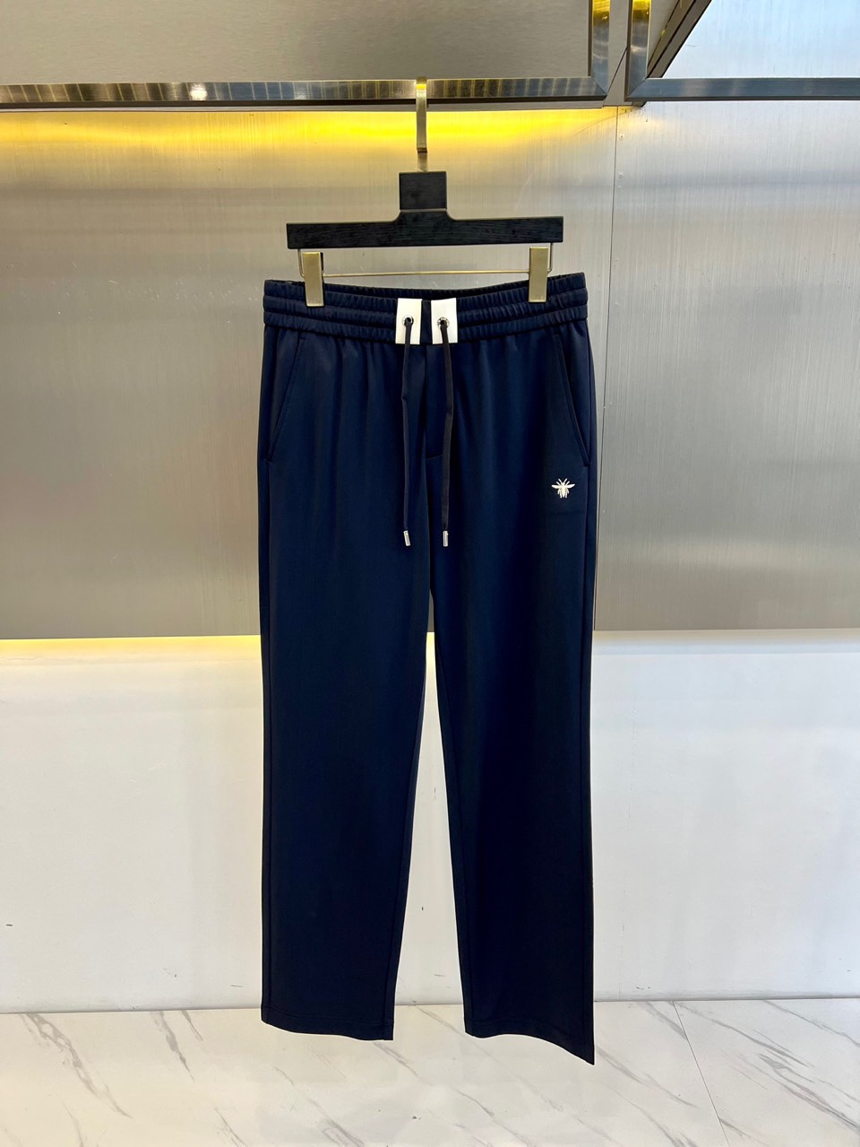 NO:127152,Dio and FW spring new acetic acid casual slings are made of imported 51.6 polyester fiber 45 vinegar fiber 3.4 spandex material. The fabric feels very light and smooth. The comfort performance of the upper body will make you unforgettable. It is close to the body and is soft but not greasy. It comes with cool air. It is the ultimate experience like your second layer of skin. Especially in the hot summer, you must prepare it for yourself!  The contrasting color embroidered logo embellishments at the back of the trousers, paired with contrasting color stitching to enhance visual highlights, as well as the high-end YKK hardware zipper buttons, the materials and production process are enough to feel its full sincerity!  The designer uses multiple details to enhance the overall fashion sense, and then matches the smooth straight-piece cut, which can easily modify various imperfect leg shapes, business and casual styles, etc. It is the first choice for all men's commuting pants!  48-56 (model 173, 143 catties upper body 50 sizes), dior, dior, alexander wang19860909Dio迪奥、FW春装新品醋酸休闲卫裤,选用客供进口51.6聚酯纤维45醋纤3.4氨纶材质面料,面料触感非常的轻薄爽滑,上身的舒适性能让你永生难忘,贴身柔而不腻,自带凉爽空气附体,犹如你第二层肌肤般的极致体验,特别是酷热的夏天,必须要为自己备上！裤身后兜处对比色刺绣徽标点缀,搭配对比色缝线来提升视觉亮点,以及品相高端的YKK五金拉链纽扣,从用料和制作工艺上就足够感受到它满满的诚意！设计师用多重细节提升整体时尚感,再搭配上行云流水的直筒版型剪裁,可以修饰各种不完美的腿型,商务休闲等各种风格都能轻松驾驭,各位男士通勤裤装的首选单品！48-56（模特173,143斤上身50码）,,dior,dior,alexander wang,Men's clothing