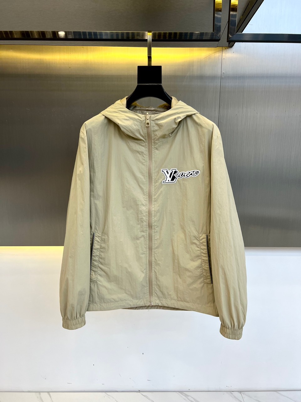 NO:127154,1v Vaderton, new double-sided jacket pattern jacquard double-sided jacket jacket, double-sided jacket, divided into solid color surface and full logo jacquard surface. The two styles are randomly switched, needless to say, low-key and luxurious, both sides take away the classic 1V elements, loose style, and the upper body is casual and comfortable. The solid color surface is a soft-shell jacket, a simple solid color, only the chest hardware decoration, the hardware can be detached, all the hardware inside and outside are engraved with double-sided lettering, the original version is consistently customized and dyed. The same color has no color difference, and the labor cost is expensive. The lining is a silk jacquard surface cloth, and the classic full-frame logo jacquard process needs to be weaved, and the craftsmanship cost is extremely high. The advanced design style is delicate and comfortable. It is very light and not easy to wrinkle. Multiple craftsmanship  The overall design is quite visual, the upper body is casual and stylish, with a certain degree of clarity. 48-56 (model 173, 143 catties upper body 50 sizes), Jackets & coats, Jackets & coats, real silk, alexander wang198609091v威登、新款双面穿夹克纹提花双面穿夹克冲锋衣外套,双面穿夹克,分为纯色面和满logo提花面,两种风格随意切换,款式不需多说,低调奢华,双面都带走1V经典元素,宽松版型,上身休闲舒适.纯色面为软壳冲锋衣款,纯色简单款,仅胸口五金装饰,五金可拆卸,里外五金全部双面刻字,原版一致去定制定染.衣身同色无色差,工费昂贵.里布为真丝提花面布,经典满幅logo提花工艺,全部需要织上去,工艺成本极高. 超前卫设计风格 细腻舒适 穿着非常轻便不易起皱.多重重工艺 整体的设计颇具视觉感,上身休闲有型,有一定的挺括度.48-56（模特173,143斤上身50码）,,jackets & coats,jackets & coats,real silk,alexander wang,Men's clothing