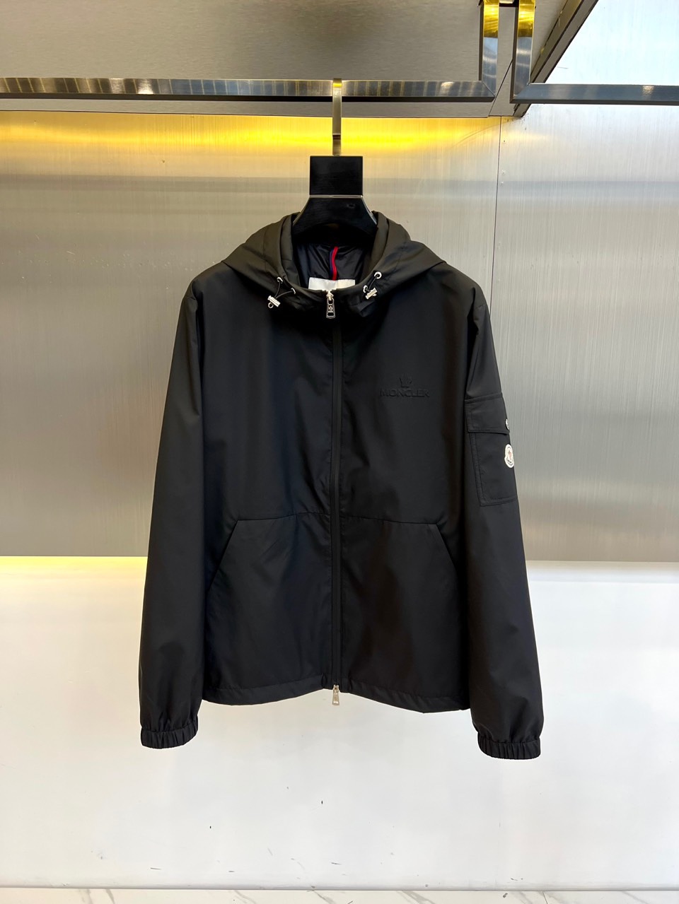 NO:127158,Mon masked, new hooded jacket. It uses imported environmentally friendly fabrics, efficient, long-lasting, waterproof and breathable, and has a particularly obvious tear-proof performance!  The jacket has a simple and elegant style, light and comfortable style, and the exquisite craftsmanship reflects the unique characteristics of the brand. The brand's unique logo at the chest pocket is extremely recognizable!  The snap buttons are elastic and tightly clamped sleeves, and the tightly slit windproof effect is the ultimate!  Zippers are also exclusively customized high-quality metal zippers, simple and atmospheric. They can be used for casual sports. 48-56 (model 173, 143 catties upper body 50 sizes), Moncler, jackets & coats, jackets & coats, hats, alexander wang19860909Mon蒙口、新款连帽款夹克外套.采用进口环保面料,高效持久防水透气,防撕裂性能效果尤为明显！夹克版型简约大气,轻便舒适,处处精悍的工艺体现品牌独有的特点,胸前口袋处品牌独有logo,辨识度极高！按扣松紧收口袖子,严丝合缝的防风效果做到极致！拉链也是独家定制而成的高质感金属拉链,简约大气.休闲运动皆可.48-56（模特173,143斤上身50码）,,Moncler,jackets & coats,jackets & coats,hats,alexander wang,Men's clothing