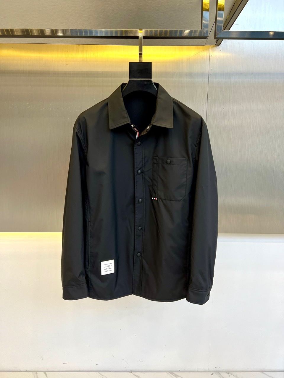 NO:127166,TB Tom Brownie, a new casual lapel jacket in early spring, with a fashionable and stylish fiber fabric. It feels soft and comfortable, with a high number of points, a crisp and stylish upper body, and a sloping shoulder design. The style is a slightly loose fit and tailored, not picky, and it is paired with jeans and casual pants, easy to control, and the hardware and accessories are all in all orders!  48-56 (model 173, 143 catties upper body 50 sizes), thom browne, jeans, jackets & coats, jackets & coats, alexander wang19860909TB汤姆布朗尼、早春新款休闲翻领夹克外套,纤维面料潮流时尚.感柔软舒适,支数高,上身挺括有型,溜肩设计 版型上属于合体略宽松剪裁, 不挑人,搭配牛仔裤休闲裤,轻松驾驭,五金辅料全品相订单！48-56（模特173,143斤上身50码）,,thom browne,jeans,jackets & coats,jackets & coats,alexander wang,Men's clothing