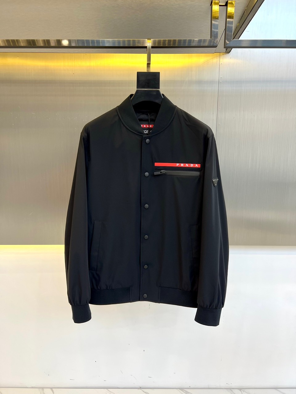 NO:127170,[Start early in stock] Prad Pra and S are the latest red-label jackets to be released in early spring. The body is made of Re-Nylon recycled nylon with a full industrial feel. The body is made of Re-Nylon recycled nylon with a full industrial feel. It is lightly waterproof and casually matched. The upper body is super fashionable and is especially easy to match. The casual style and tone are not uncomfortable. The new style and tone are more outstanding!  48-56 (model 173, 140 catties upper body 50 sizes), prada, prada, jackets & coats, jackets & coats, tees, t-shirt, alexander wang19860909【早春现货抢先发售】 Prad普拉、s早春最新发售红标夹克外套,衣身选用工业感十足的Re-Nylon再生尼龙打造,衣身选用工业感十足的Re-Nylon再生尼龙打造,轻度防水,随便搭件T恤,上身超时髦,特别的便于搭配,休闲的版型配置,不会不适感,全新风格以及调性更加的出色更加的出众！48-56（模特173,140斤上身50码）,,prada,prada,jackets & coats,jackets & coats,tees，t-shirt,alexander wang,Men's clothing