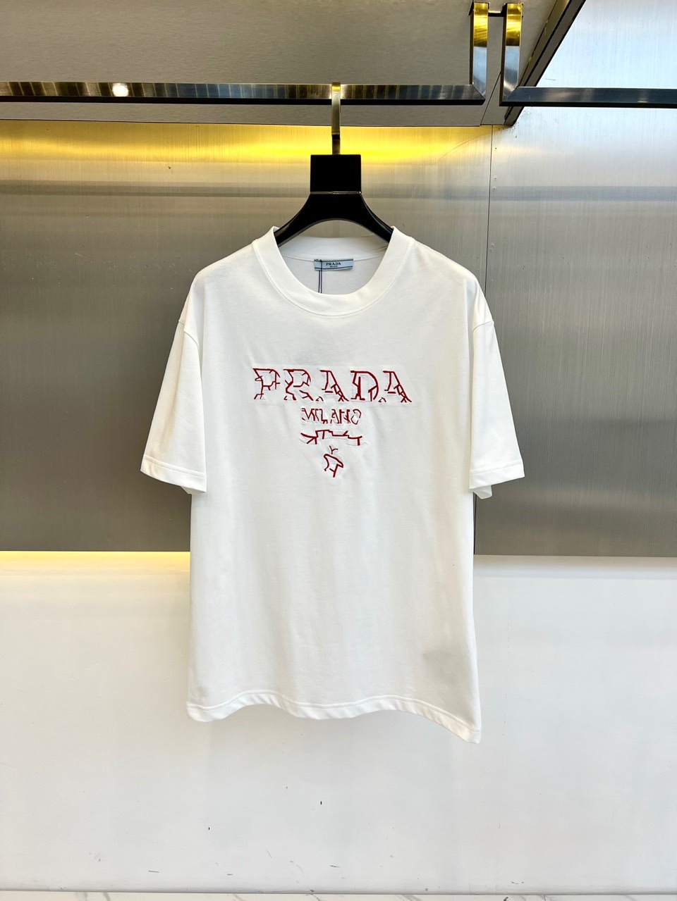 NO:162833,Prad and 25s new products are available for sale in classic P-home printed logo short-sleeved T-shirts, and the new round-neck T-shirts released every year are very nice!  The simple and generous design is not without the classic style. As for matching, you don’t have to worry about it. You can make a fuss about anything. It seems simple but it’s super careful. It looks huge and beautiful!  Slim and elegant, easy to make your look!  Adds a sense of fashion!  The upper body is comfortable, soft and skin-friendly, comfortable to touch, first-class texture, neat alignment, and rigorous and fine workmanship!  48-56 (model 173, 143 catties upper body 50 sizes), prada, prada, T-shirt, tees, t-shirt, alexander wang19860909Prad普拉、25s新品发售经典p家印花logo短袖t恤,每年出的新款圆领t恤都很nice！简单大方的设计不失经典风格,至于搭配根本不用发愁,随便一搭都可以炸街.看似简单却超用心算了,上身巨好看！修身且气质,轻轻松松凹造型！更加增添时髦感！上身舒适柔软亲肤,手感舒适,质感一流,对位工整,走线严谨做工精细！48-56（模特173,143斤上身50码）,,prada,prada,T-shirt,tees，t-shirt,alexander wang,Men's clothing