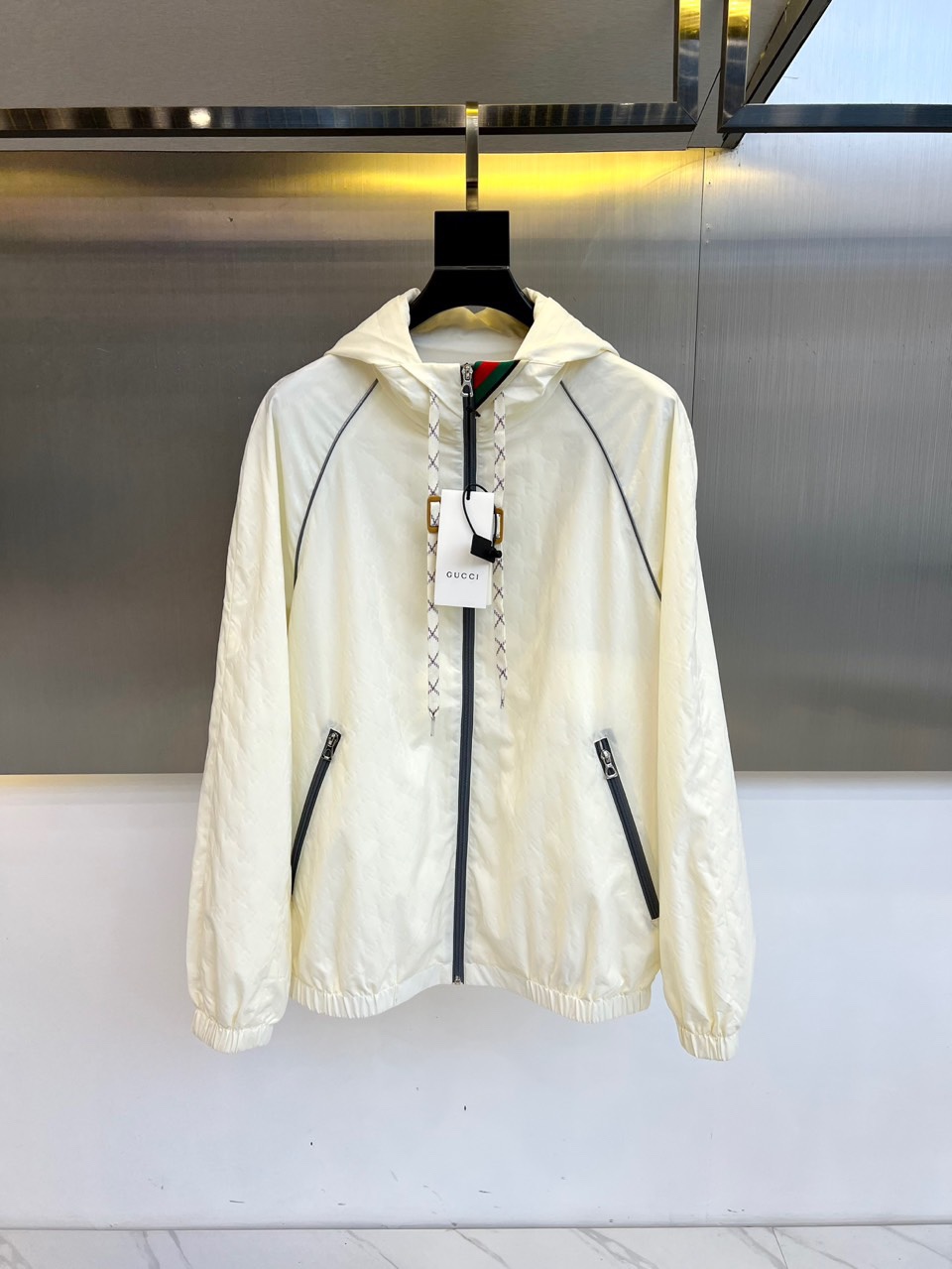 NO:486003,Gucc and 25s spring and summer new jacket jacket series, customized Ykk zippers, Gucci retro logo patches with light lining, and the sports style in Gucci aesthetics echoes each other. Gucci retro logos once again shine in the overture series!  Easily advance the sense of fashion, with extremely exquisite workmanship and neat and meticulous wiring!  A masterpiece of a big-name designer!  Super fashionable and handsome upper body!  48-56 (model 173, 143 catties upper body 50 sizes), gucci, gucci, jackets & coats, alexander wang19860909Gucc古驰、25s春夏新品夹克冲锋衣系列, 定制Ykk拉链,Gucci复古标识贴饰轻薄衬里,Gucci美学中的运动风格交相呼应.Gucci复古标识在无边序曲系列中再次绽放异彩！轻松将时髦感进阶,做工极为考究严谨,走线工整细致！大牌设计师巨作！上身超级时尚帅气！48-56（模特173,143斤上身50码）,,gucci,gucci,jackets & coats,alexander wang,Men's clothing