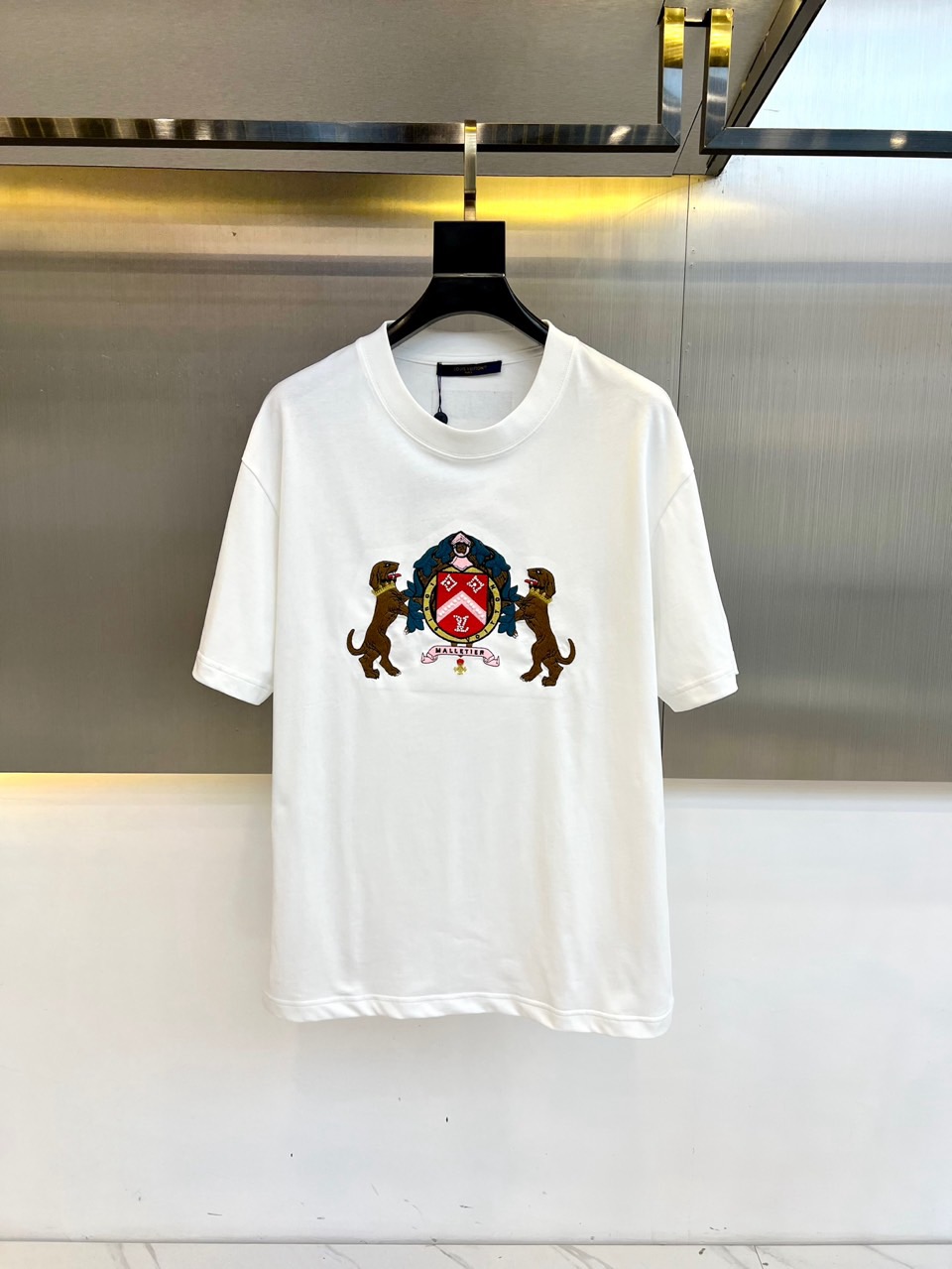 NO:162831,1V/Vuitton, men's short-sleeved T-shirt Organic Cotton Dog Badge Gold Embroidery Pearl New Short-sleeved T-shirt. This soft organic cotton T-shirt is part of the exclusive collection, inspired by Westminster's Dog Nanny. The T-shirt is based on elegant white, with Louis Vuitton Dog Badge pattern printed on the chest and decorated with gold embroidery and pearls. The Louis Vuitton Cursive signature on the back is embroidered in gold thread, which adds icing on the cake to this exquisite work, fabric: cotton color: milk white, printed with LVDog pattern, decorated with beaded embroidery, and the gold thread embroidered with Louis Vuitton Cursive signature on the back is made in Italy regular style!  48-56 (model 173, 143 catties upper body 50 sizes), louis vuitton,louis vuitton,t-shirt,tees,t-shirt,alexander wang198609091V/威登、男士短袖T恤有机棉狗徽章金刺绣珍珠新款短袖T恤.这款柔软的有机棉T恤是独家系列的一部分,灵感来自威斯敏斯特的 狗保姆.该款T恤以优雅的白色为主色调,胸前印有路易威登狗徽章图案,并饰以金色刺绣和珍珠.背面的路易威登草书签名以金线绣成,为这款精致的作品锦上添花、面料:棉颜色:牛奶白,印有 LVDog 图案,饰以珠饰刺绣,背面金线绣有路易威登草书签名意大利制造常规版型！48-56（模特173,143斤上身50码）,,louis vuitton,louis vuitton,T-shirt,tees，t-shirt,alexander wang,Men's clothing