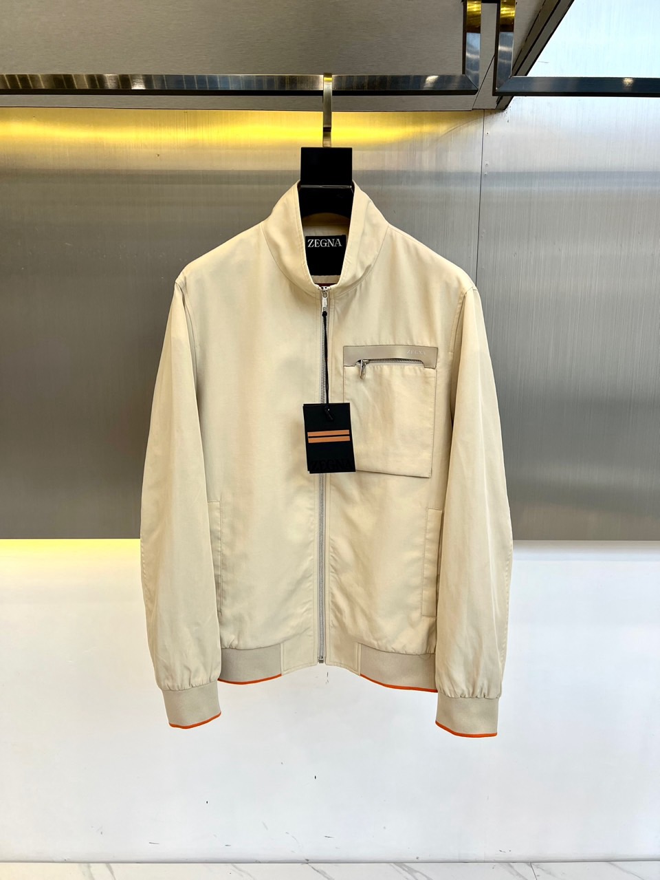 NO:129237,Zegna and Zyajia Spring and Autumn New Chest Pocket Windproof Business and Casual Layer Jacket Jacket. Fashion Stand Collar Design Men's Jacket, Fashion and Casual Layer Jacket, uses high-end and comfortable Tencel linen fabric, and the texture is very high-end and delicate, both business and casual styles. The style is versatile and suitable for all occasions. Anyone can easily control it!  48-56 (model 173, 143 catties upper body 50 sizes), zegna, jackets & coats, jackets & coats, alexander wang19860909Zegna杰尼亚、Z亚家春秋新款胸前口袋防风商务休闲立领夹克外套.时尚立领设计男士外套,时尚休闲外套夹克 ,采用高档顶级舒适天丝亚麻面料面料的质感很高档细腻,商务休闲兼备款,款式百搭适合各种场合 ,任何人都可以轻松驾驭！48-56（模特173,143斤上身50码）,,zegna,jackets & coats,jackets & coats,alexander wang,Men's clothing