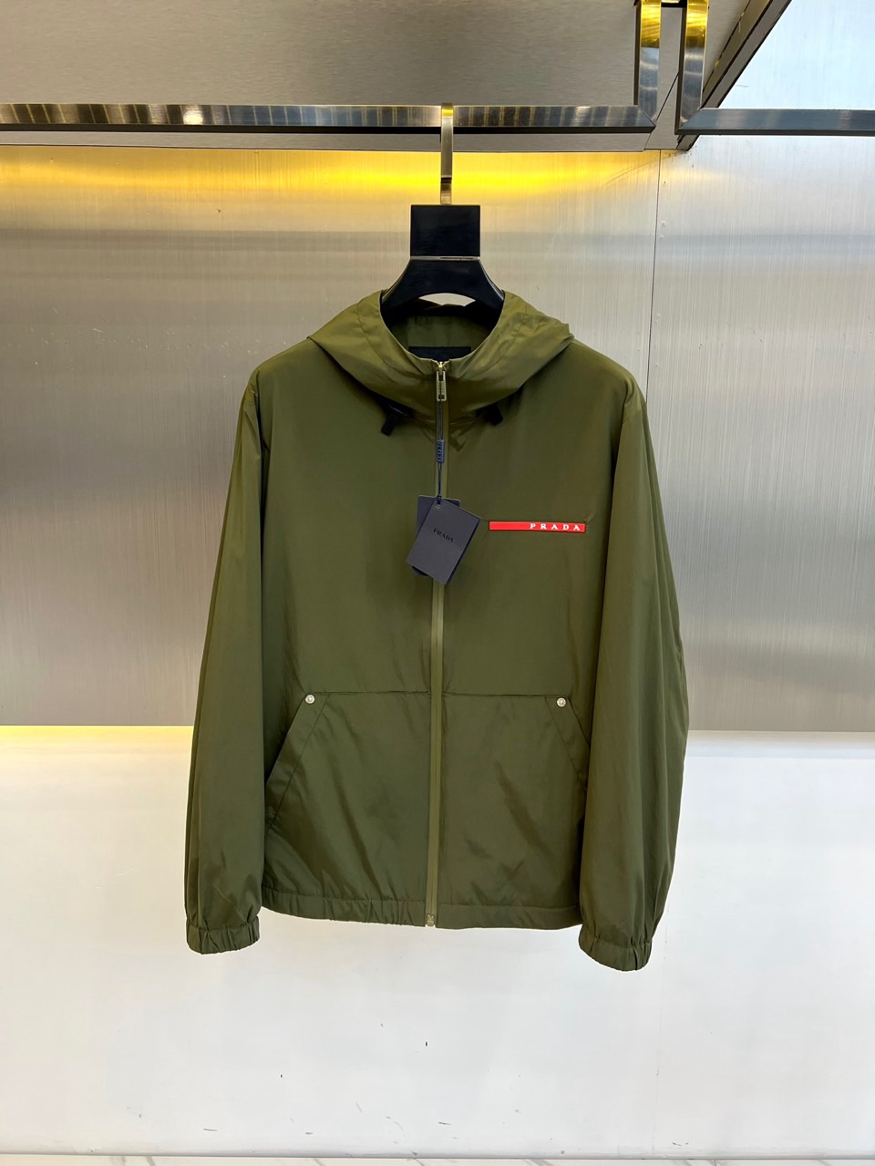 NO:129241,[Start early in stock] Prad Pra and S are the latest red-label jackets to be released in early spring. The body is made of Re-Nylon recycled nylon with a full industrial feel. The body is made of Re-Nylon recycled nylon with a full industrial feel. It is lightly waterproof and casually matched. The upper body is super fashionable and is especially easy to match. The casual style and tone are not uncomfortable. The new style and tone are more outstanding!  48-56 (model 173, 140 catties upper body 50 sizes), prada, prada, jackets & coats, jackets & coats, tees, t-shirt, alexander wang19860909【早春现货抢先发售】 Prad普拉、s早春最新发售红标夹克外套,衣身选用工业感十足的Re-Nylon再生尼龙打造,衣身选用工业感十足的Re-Nylon再生尼龙打造,轻度防水,随便搭件T恤,上身超时髦,特别的便于搭配,休闲的版型配置,不会不适感,全新风格以及调性更加的出色更加的出众！48-56（模特173,140斤上身50码）,,prada,prada,jackets & coats,jackets & coats,tees，t-shirt,alexander wang,Men's clothing