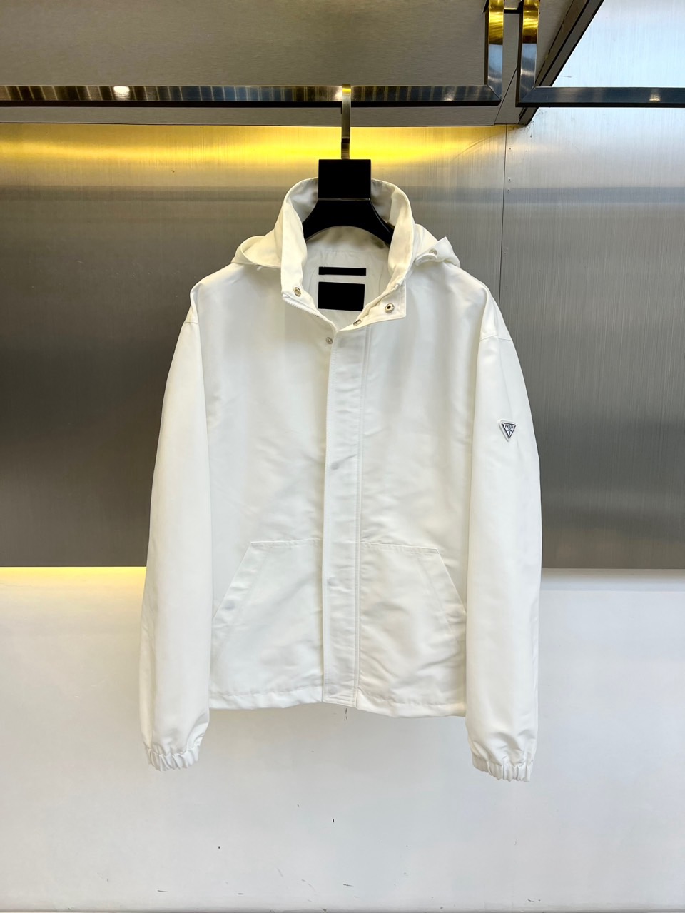 NO:129253,Prad, F/W early spring new men's hooded (hat can be removable) windbreaker jacket, perfect appearance, the ace-level hit every season, it is like a classic signature textbook!  A jacket with a very beautiful aesthetic tone is dominated by fabric and quality, continuing the essence of normal design, with label elements perfectly embedded, which is a distinctive feature of identity and is quite distinctive!  Customer-supplied imported Italian fabrics, with first-class texture, excellent straightness and boneiness, and capable and neat cuts, and excellent upper body effect!  It can sweep the wardrobe with any top matching, with wide compatibility, fully supporting the entire four-season matching items, both business commuting and leisure, satisfied with various daily outfits, full of upper body styles!  48-56 (model 173, 143 catties upper body 50 sizes), prada, prada, jackets & coats, jackets & coats, hats, alexander wang19860909Prad 普拉、F/W早春新品男士连帽（帽子可拆卸）风衣夹克,品相完美,每一季的王牌级爆款担当,俨然属于经典招牌教科书般存在！极具P家美学基调的一款夹克外套,以面料和品质为主导,延续了常态化的设计精髓,标签化元素完美嵌入,属于身份的特色彰显,辨识度颇为鲜明！客供进口意大利面料,面料质地一流,挺刮度与筋骨感极好,干练利落的裁剪,上身效果极好！可横扫衣橱任何的上装搭配,兼容性广泛,完全撑起整个四季搭配单品,商务通勤休闲兼备,满足于日常各种穿搭,上身型款十足！48-56（模特173,143斤上身50码）,,prada,prada,jackets & coats,jackets & coats,hats,alexander wang,Men's clothing