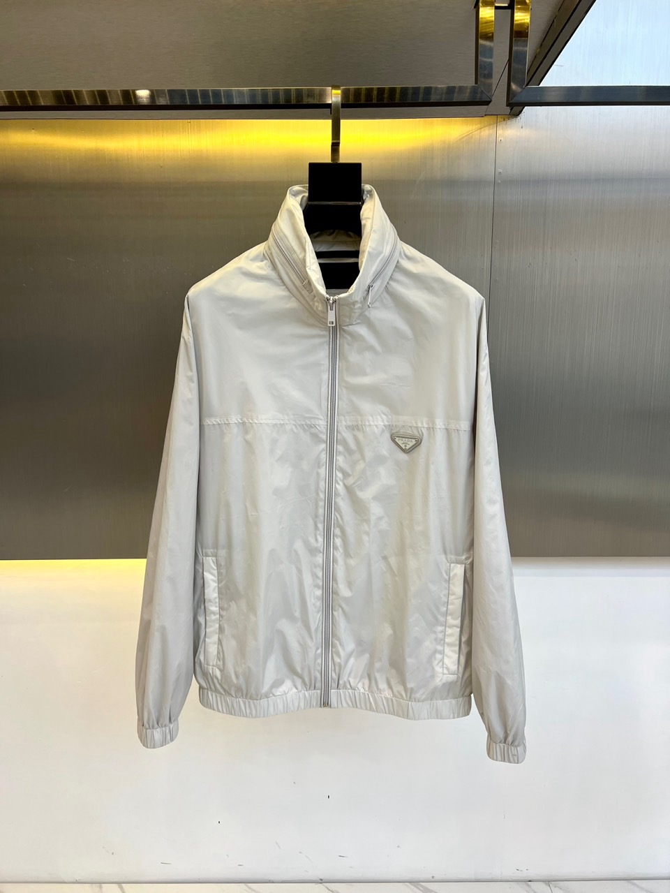 NO:129257,Prada/Prada, spring and summer new hooded thin windbreaker jacket. Men's Re-Nylon recycled nylon jacket, selected from technological innovation fabrics to meet customized silhouettes and craftsmanship, creating a clothing series that advocates contradictory and opposition, expressing the essence of Prada. This jacket is made of functional exquisite details, using Re-Nylon recycled nylon yarn. This yarn is made by purifying marine plastics, fishing nets and textile fiber recycling. Customer supplies classic enamel metal triangle badge signs, windproof and windproof, customer supplies nylon material, lightweight breathable windproof and waterproof, tibial styling, lightweight jacket, presenting a casual style. 48-56 (model 173, 143 catties upper body 50 yards),,prada,prada, jackets & coats, jackets &  coats, hats, alexander wang19860909Prada/普拉达、春夏新品连帽薄款风衣夹克外套.男士Re-Nylon 再生尼龙夹克外套,选用科技创新织物邂逅定制廓形与工艺,造就崇尚矛盾对立的服饰系列,表达Prada的精髓.这款夹克饰以功能性的精致细节,选用Re-Nylon再生尼龙纱线打造.此纱线通过提纯海洋塑料、渔网和纺织纤维回收物而制成.客供经典珐琅金属三角标徽章标牌,收口防风一体,客供尼龙材质,轻便透气防风防水,版型胫骨有型,轻便的外套,呈现休闲版型.48-56（模特173,143斤上身50码）,,prada,prada,jackets & coats,jackets & coats,hats,alexander wang,Men's clothing