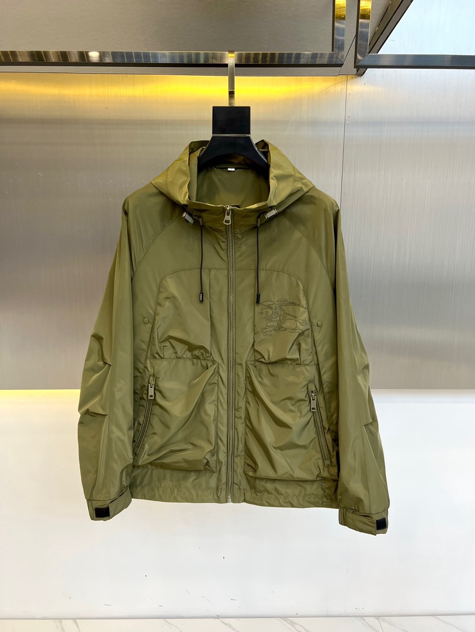 NO:129262,Burbery's new outdoor sports jacket jacket in early spring, made of recently popular environmentally friendly polyester memory fabric, high-end outdoor sports and leisure series, very popular sports trend!  BUR's latest special material, memory fabric, also known as memory cloth, refers to fabrics with morphological memory functions, which instantly kills all versions on the market. It can only be said that it is not a level of existence at all. Whether it is material, detail restoration and craftsmanship, you are not afraid of any challenges. Just to contribute wonderful products to everyone. As always, it is consistent. A style that implements the core concept of BUR tightly ties the plaid and fashion, always maintains perfection, a simple but not simple design style that perfectly meets the outfit you need in daily life. 48-56 (model 173, 143 catties upper body 50 sizes), ,burberry, jackets & coats, jackets & coats, alexander wang19860909Burbery博柏力 s早春新品户外运动夹克外套,最近比较火热的环保聚酯纤维记忆面料制作而成,高端户外运动休闲系列,非常火热运动风潮！BUR最新研发的特殊材质,记忆面料也叫记忆布,是指具有形态记忆功能的面料,秒杀市面上一切版本,只能说根本就不是一个级别的存在,不管是材质还是细节还原度以及工艺制作方面,不惧任何挑战,只为给大家奉献绝妙产物一如既往,始终如一,贯彻了BUR核心理念的一个款式将格纹与时尚紧紧的捆绑在一起,时刻保持完美,简约而不简单的的设计风格,完美的满足了你日常所需要的穿搭.48-56（模特173,143斤上身50码）,,burberry,jackets & coats,jackets & coats,alexander wang,Men's clothing