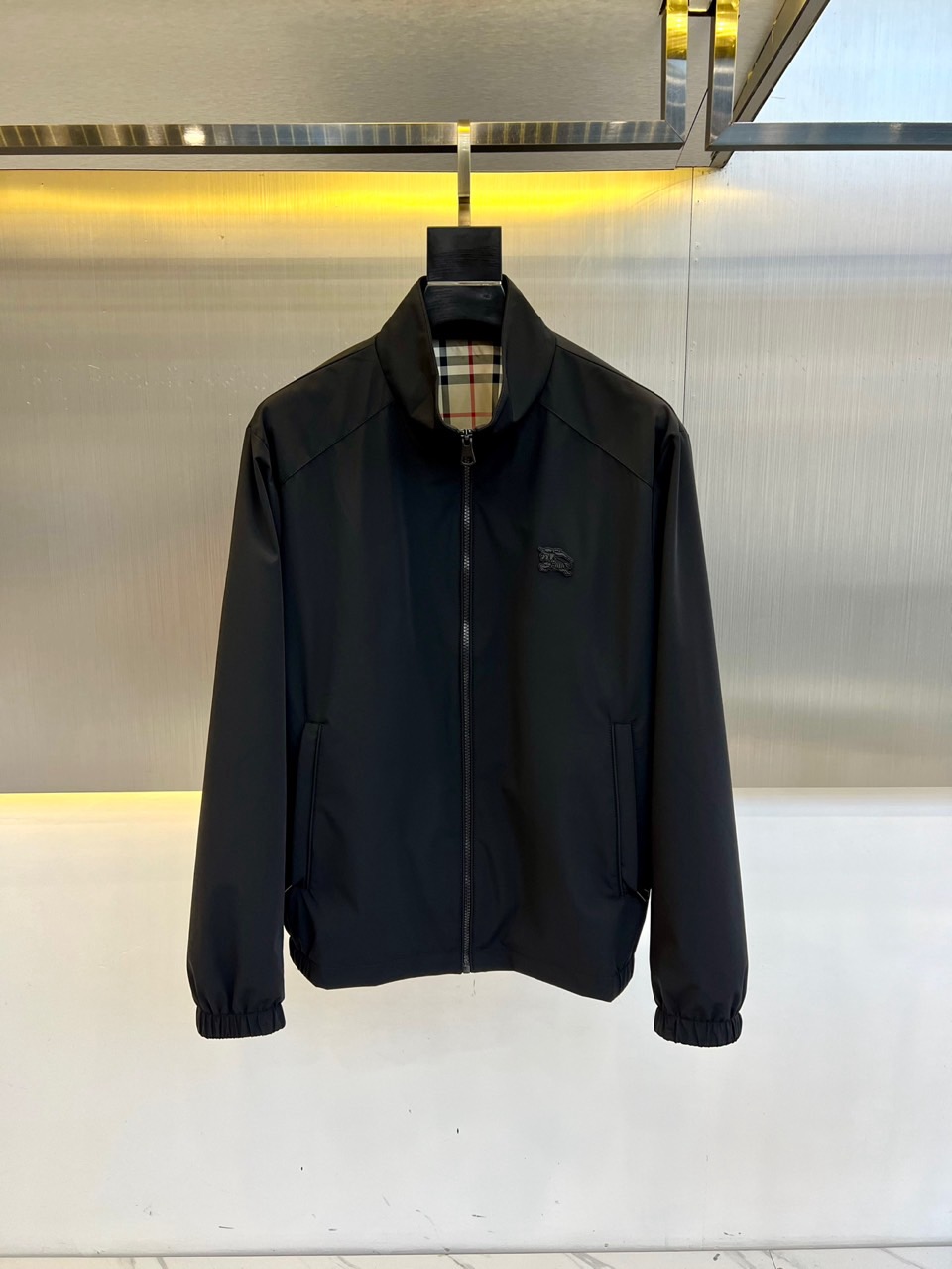 NO:129265,Burberry and new early spring products are available for stand-up collar jackets, which can be worn for business and casual daily!  The upper body modifies the body and perfectly combines fashion aesthetics with the concept of new urban business and leisure. The Italian minimalist, capable and outdoor functional style are the ultimate interpretation, both solemn and harmonious, creating a unique styling item. The overall outline tends to be simple, with a rather unique and elegant detail treatment, enriching the overall vision. The wardrobe business and leisure are excellent and high attendance rate!  It is hard to find!  48-56 (model 173, 143 catties upper body 50 sizes), burberry, burberry, jackets & coats, jackets & coats, alexander wang19860909Bur巴宝莉、早春新品发售立领夹克外套,可商务可休闲日常穿搭！上身修饰身形、将时装美学和新都市商务休闲概念完美融合,通体将意式的极简、干练和户外功能性风格极致诠释,亦庄亦谐,塑造出别具一格的造型单品,整体轮廓趋于简约风格,颇为个性且雅痞的细节处理,丰富了整体视觉.衣橱商务休闲绝佳的高出勤率！可遇而不可求！48-56（模特173,143斤上身50码）,,burberry,burberry,jackets & coats,jackets & coats,alexander wang,Men's clothing