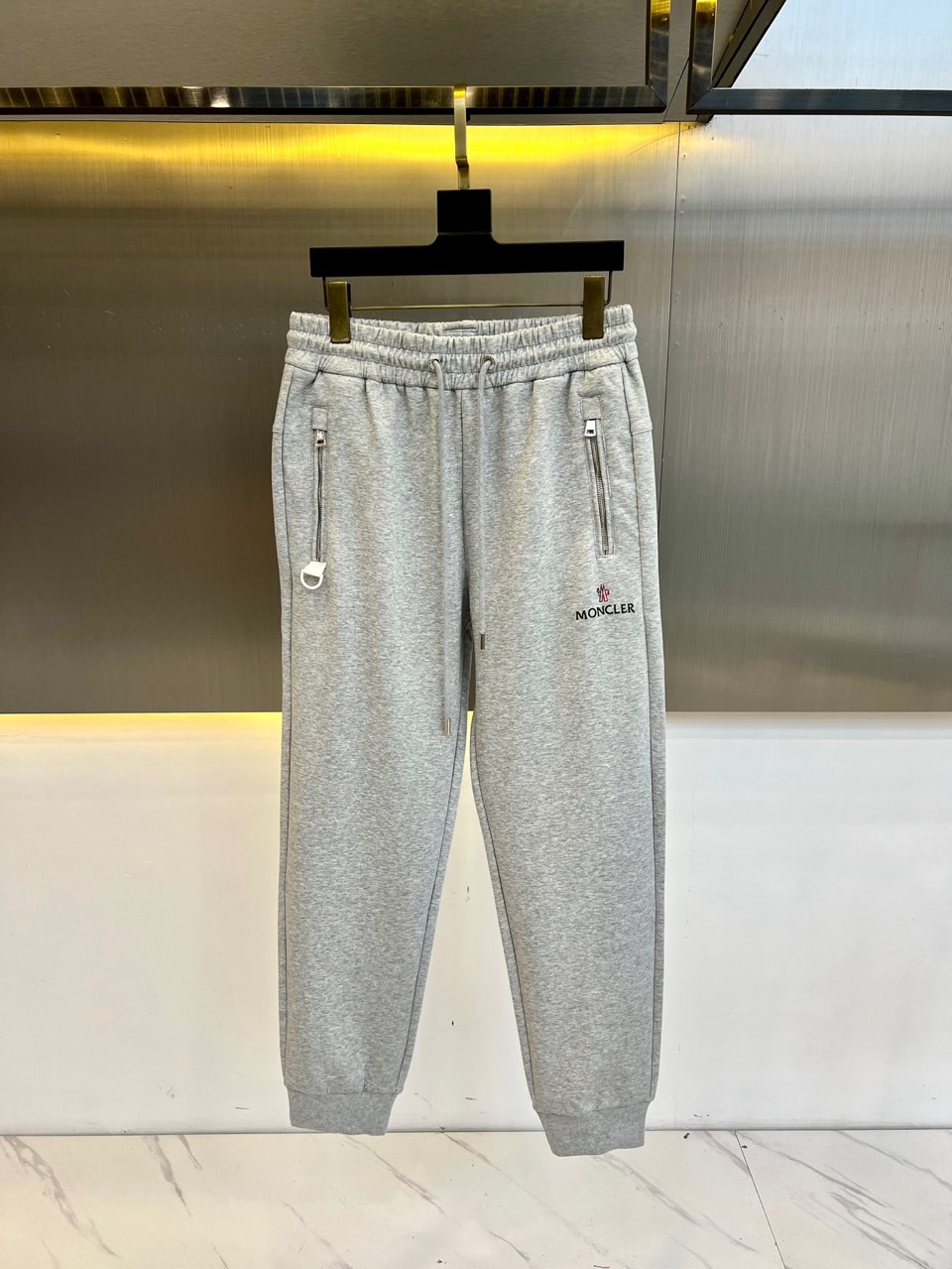 NO:129378,Mon mask, 25s spring and summer new casual sports sweatpants, a versatile sweatpants, simple and stylish design style of the whole casual pants is simple and fashionable, medium-weight cotton thick sweatpants, and the fabric is also very heavy and pure cotton. The thickness is moderate and the touch is soft and comfortable, the surface is bright and clear, and the texture looks very textured, and it tastes very high-end. This high-quality fiber has a smooth surface and is rarely curled, and it feels soft and smooth and delicate. 48-56 (please report height and weight if you place an order), Moncler, alexander wang19860909Mon蒙口、25s春夏新款休闲运动卫裤,一件百搭卫裤,简约又有腔调 整条休闲裤的设计风格简洁时尚,中克重棉质加厚运动裤,面料也很重磅纯棉成分的,厚度适中触感柔和舒适,表面亮泽清晰的纹理,看上去非常有质感,细品高级韵味十足,这种优质的纤维,表面光滑,极少卷曲,手感软又滑很细腻.48-56（下单请报身高体重）,,Moncler,alexander wang,Men's clothing