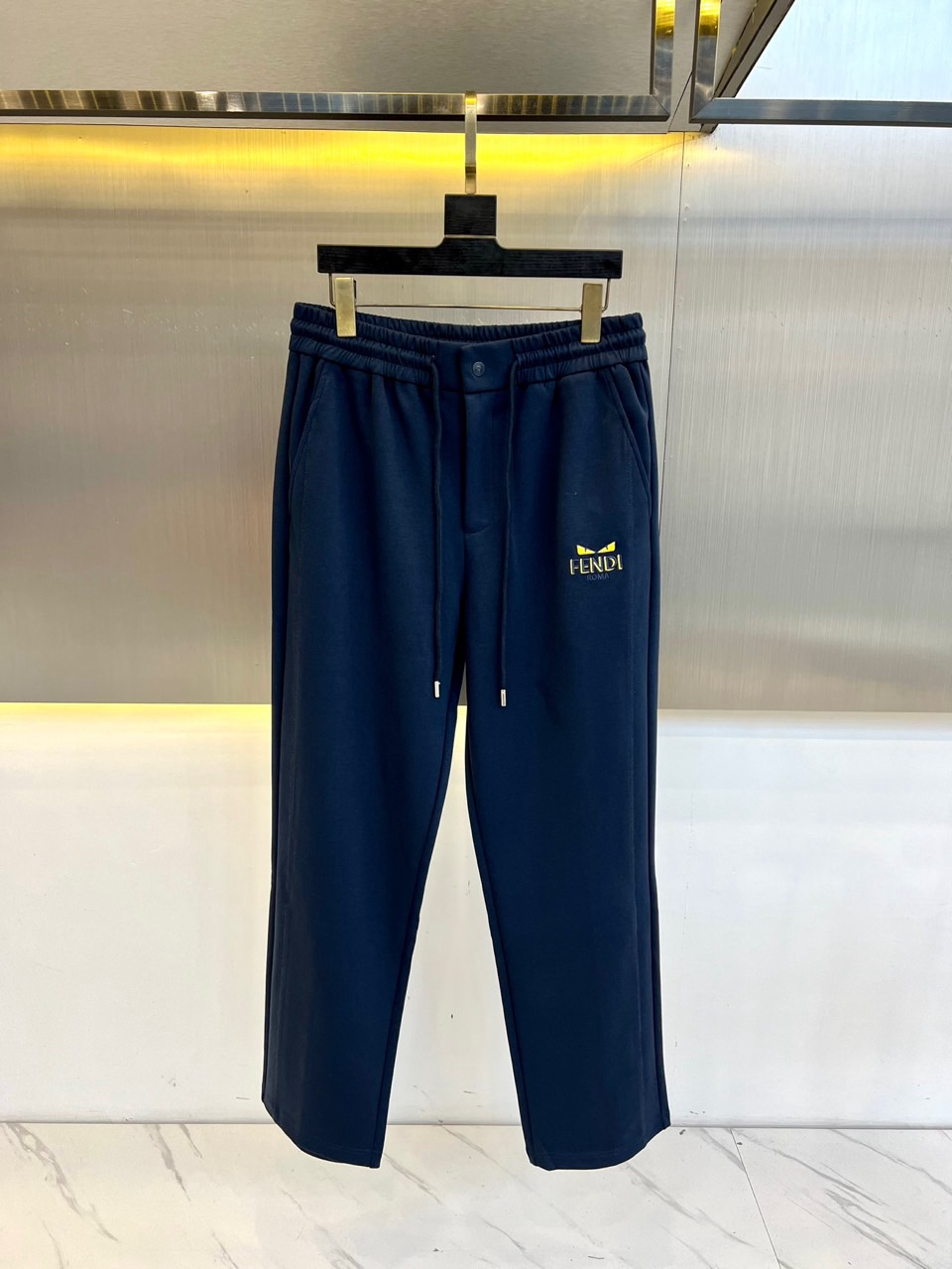 NO:129384,Fendi, 25s spring and summer new casual straight sports sweatpants, a versatile sweatpants, simple and stylish design style of the whole casual pants is simple and fashionable, medium-heavy cotton thick sweatpants, and the fabric is also very heavy and pure cotton. The thickness is moderate and the touch is soft and comfortable, and the surface is bright and clear, which looks very textured, and it tastes very high-end. This high-quality fiber has a smooth surface and is rarely curled, and the touch is soft and smooth and delicate!  48-56 (please report height and weight by placing an order), fendi, fendi, alexander wang19860909Fendi芬迪、25s春夏新款休闲直筒运动卫裤,一件百搭卫裤,简约又有腔调 整条休闲裤的设计风格简洁时尚,中克重棉质加厚运动裤,面料也很重磅纯棉成分的,厚度适中触感柔和舒适,表面亮泽清晰的纹理,看上去非常有质感,细品高级韵味十足,这种优质的纤维,表面光滑,极少卷曲,手感软又滑很细腻！48-56（下单请报身高体重）,,fendi,fendi,alexander wang,Men's clothing