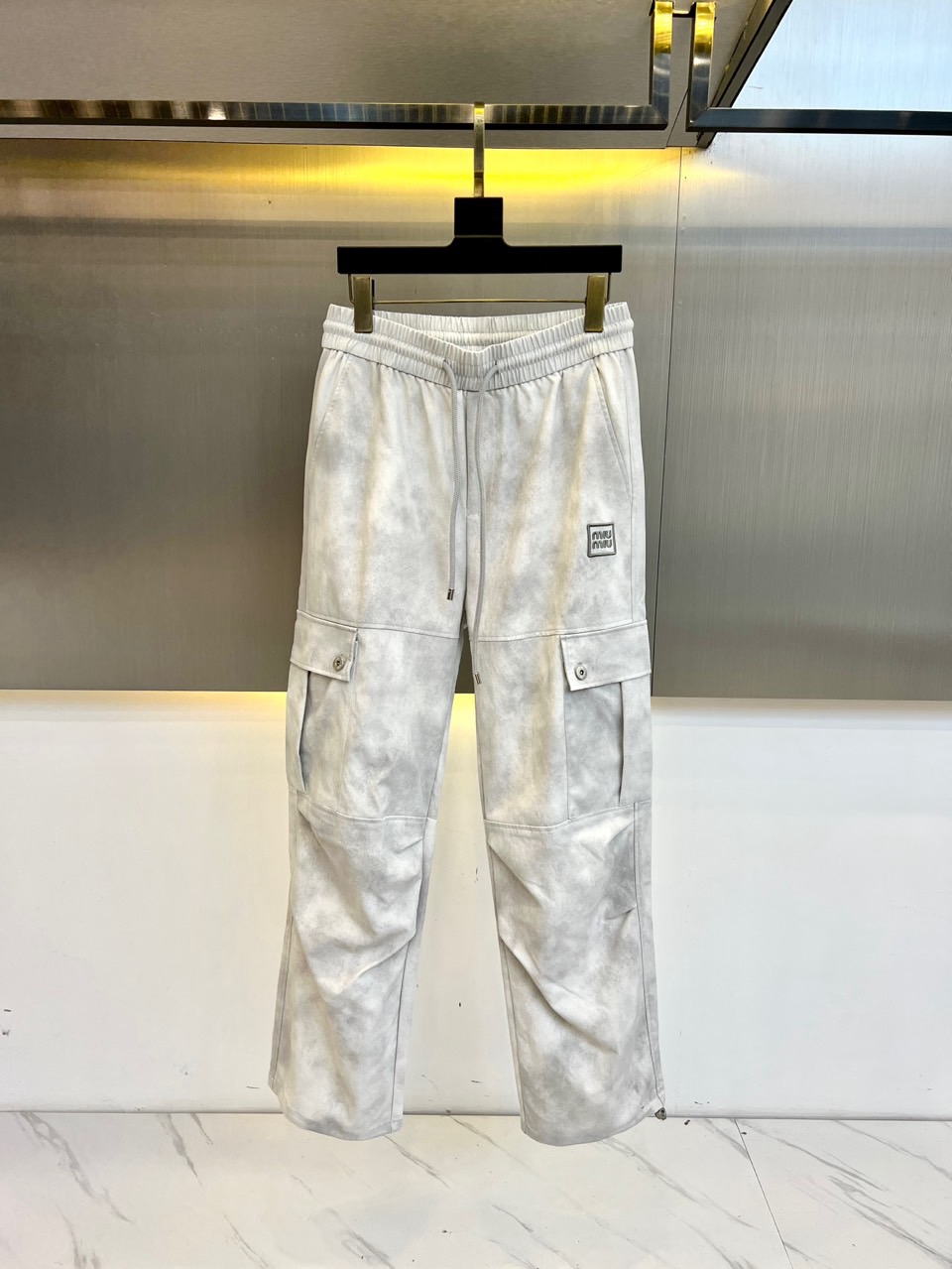 NO:129239,Miumiu-25FW high arcade functional style cargo multi-pocket work pants pleated straight paratrooper work pants, which feels comfortable, has a slight wrinkle resistance and has good elasticity of the fabric. This fabric texture makes the outline of the whole trousers smoother, and can be highly adapted to the loose and casual style of the paratrooper pants. Whether it is a daily casual basic long-sleeved jacket or a sports outdoor style, it can be matched. The loose and comfortable style has a simple and energetic overall shape; the waist adopts a natural elastic waist, and the design of the inner drawstring in this fabric is also added, which is decorative and functional, adding a sense of styling~ The upper body is unrestrained, hiding the flesh to make it look slim. The straight pants are suitable for all body shapes. The trousers are made of three-dimensional pleated craftsmanship, which is simple and cool, creating an airy styling, making the whole trousers more three-dimensional and layered!  48-56 (please report height and weight by placing an order),,miumiu,jackets & coats,alexander wang19860909Miumiu-25FW高街机能风cargo多口袋工装裤褶皱直筒伞兵工装裤,手感舒适、有轻微的抗皱性且面料弹性较好,这样的面料质感使得整条长裤的轮廓更加流畅,可高度适配伞兵裤宽松的版型和随意的风格.无论是日常休闲的基础长袖外套还是运动户外风格都可以搭配.宽松舒适的版型,整体造型简约有活力;腰部采用自然松紧腰同时还加入了本布内抽绳的设计,兼具装饰性与功能性,更添造型感~ 上身无拘束,藏肉显瘦,直筒裤型适合各种身材,裤身做了立体压褶工艺,简明中透着潮酷味,营造出空气造型感,让整条裤子更加立体,也更有层次感！48-56（下单请报身高体重）,,miumiu,jackets & coats,alexander wang,Men's clothing