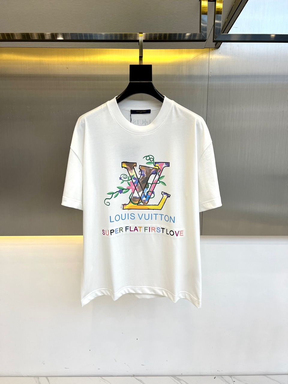 NO:129247,1v. Early spring hand-painted embroidery logo badge round neck short-sleeved T-shirt. Customer-supplied worsted knitted cotton fabric, with smooth texture and delicate texture, light and transparent, and a cutting process that combines both inside and outside, always maintains a perfect shape. The unique hand-painted logo print interprets the unrestrained free soul, representing the trendy brand design charm that keeps pace with the times, using exquisitely controlled painted glue, full of craftsmanship. A new layer of woven hand-painted glue splashing ink graffiti is a craft show, with extremely high precision!  48-56 (model 173, 143 catties upper body 50 sizes), T-shirt,tees, t-shirt,alexander wang198609091v、早春手绘刺绣标识徽章圆领短袖T恤.客供精纺针织棉面料,手感质感顺滑细腻,轻薄透爽,内外兼具的裁剪工艺,时刻保持足够完美的造型.别具一格的手绘logo印花演绎无拘无束的自由灵魂代表与时俱进的潮流品牌设计魅力运用精控彩绘刷胶制作,工艺感十足.全新层次分明机织手绘刷胶泼墨涂鸦实属工艺秀作,精细度极高！48-56（模特173,143斤上身50码）,,T-shirt,tees，t-shirt,alexander wang,Men's clothing