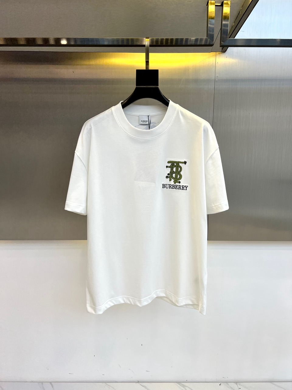 NO:129251,Burberry, a new spring and summer short-sleeved T-shirt for men's short-sleeved T-shirt round-neck pure cotton, and a new classic tailoring style with a twine embroidered logo, which captures the hearts of a large number of young people. It is classic, fashionable and noble. You can also feel its unique design from this short-sleeved style!  This T-shirt is made of custom modal cotton. The fabric feels thick, sluggish and heavy, and has a soft texture that is comfortable and breathable. It can be matched across spring, summer, autumn and winter!  48-56 (model 173, 143 catties upper body 50 sizes), burberry, burberry, T-shirt, tees, t-shirt, alexander wang19860909Bur巴宝莉、春夏新品男士短袖T恤圆领纯棉,麻绳刺绣logo经典剪裁新款,俘获大量年轻人的心,经典、时髦、高贵,从这款短袖中也能感受它的独特设计！这款T恤衫精选客供定制莫代尔棉材质制成,面料手感厚实垂顺克重足,质感柔软舒适透气性极佳,可横跨春夏秋冬四季搭配！48-56（模特173,143斤上身50码）,,burberry,burberry,T-shirt,tees，t-shirt,alexander wang,Men's clothing