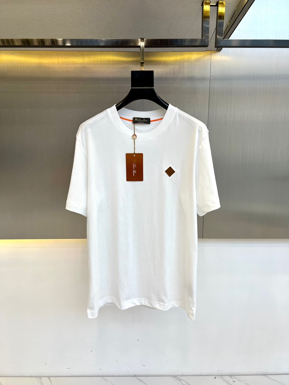 NO:129255,LP, Lao Qianfeng Easy Wear Series Choose this one with high requirements for fabrics and pattern details. Please compare the shopping malls with wardrobe essentials. Classic basic round neck short-sleeved T-shirts. The fabric uses imported 80 double merceration. The ribbed structure has a breathability that is much higher than traditional plain patterns. The dryness and breathability of the strong twisted yarn is much higher than that of traditional thread-drying technology. While bringing comfort, you can experience the functionality and breathability that only top brands can have. Therefore, the dryness and breathability of this T-shirt is D-level. The surface of the fabric has a subtle texture and a warm luster. It is very high-end and quite textured!  48-56 (please report height and weight by placing an order), loro piana, T-shirt, tees, t-shirt, alexander wang19860909LP、老钱风易穿搭系列 对于面料 与版型 细节有极高要求的选这款.入手随意对比商场 衣橱必备 经典基础款圆领短袖T恤 面料采用进口80支双丝光,罗纹组织结构的透气性远高于传统的平纹,强捻纱线的干爽感透气度又是远高于传统并线工艺,带来舒适度的同时,让你体会顶级品牌才能有的功能性和透气感,所以这款T恤的干爽透气舒适度都是D级的 面料的表面有细微的纹理感 又有着温润的光泽 很高档颇具质感！48-56（下单请报身高体重）,,loro piana,T-shirt,tees，t-shirt,alexander wang,Men's clothing