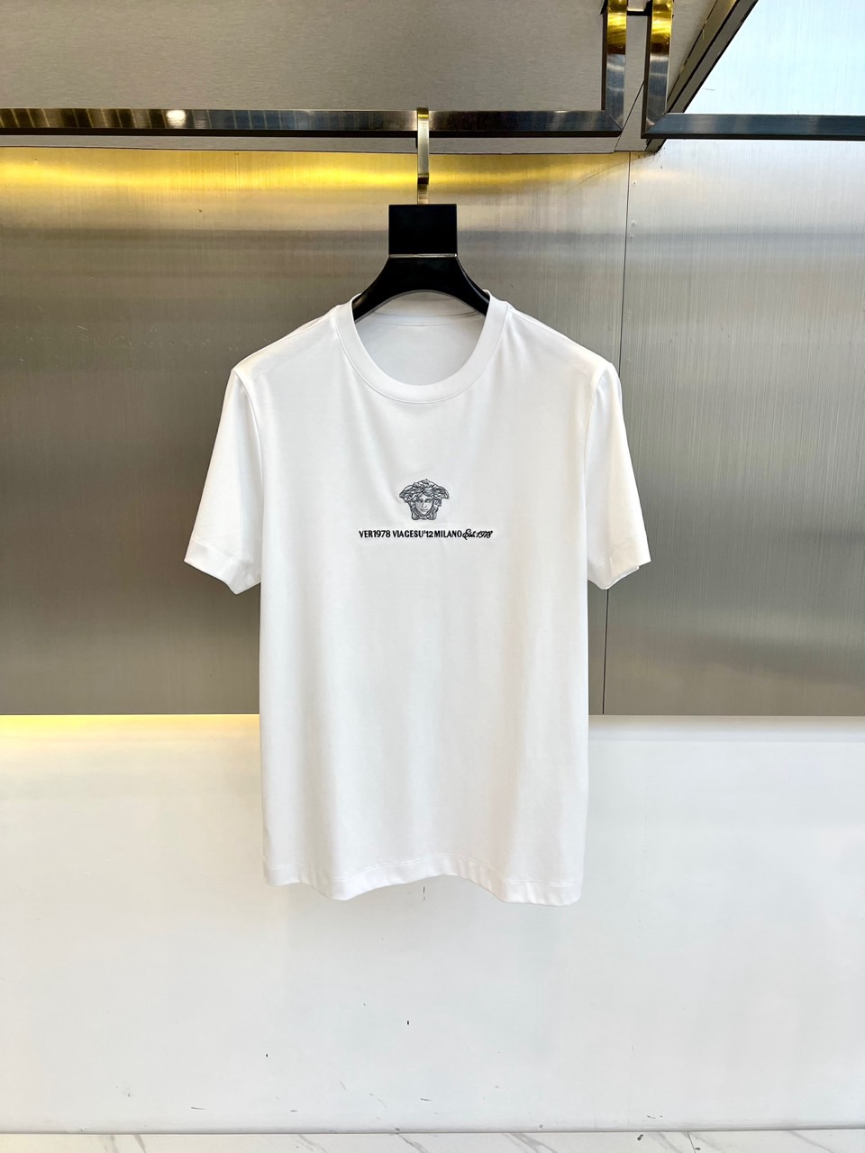 NO:129263,VERSAE/Versace, new men's Medusa silver thread heavy industry embroidered letter logo short-sleeved T-shirt, which is made of 32 pieces imported by customers/tight cotton double yarn 255g heavy fine sulfur cotton. The fabric is smooth and delicate and has a texture. It is very comfortable and breathable and hygroscopic. It is comfortable and has no sense of stuffiness, allowing you to experience the ultimate and enjoyable wearing experience!  The details are extremely perfect, impeccable, the upper body effect is excellent, very eye-catching, and the return rate is unquestionable. The excellent item in the closet that improves vision is very handsome whether it is worn inside or alone!  48-56 (please report height and weight by placing an order), versace, versace, T-shirt, tees, t-shirt, alexander wang19860909VERSAE/范思哲、新款男士美杜莎银线重工刺绣字母logo短袖T恤,选用客供进口32支/紧密棉双纱255g重精硫棉材质,面料织纹平顺细腻且富有质感,着身的舒爽和透气吸湿性都非常的优越,贴肤舒适无闷热感,让你体验到极致享受的穿着体验！细节极致完美,无可挑剔,上身效果非常出色,非常招眼吸睛,回头率毋庸置疑,衣橱里改良视觉的绝佳单品,无论内搭还是单穿都爆帅十足！48-56（下单请报身高体重）,,versace,versace,T-shirt,tees，t-shirt,alexander wang,Men's clothing