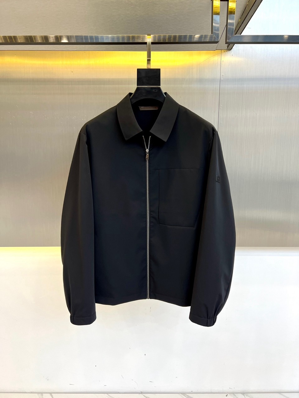 NO:129267,Zz*a Zz*a, Spring and Summer Men's Business and Casual Lapel Design Jacket, Customer-supplied imported custom fabrics, original hardware accessories, very soft, comfortable, breathable, imported technology fabrics, very textured and different from nylon fiber. Light and soft breathable fabrics, very soft and smooth, and the upper body is light and free. Custom logo hardware is engraved with details, a slim fit style with a styling style, a new high-tech fabric jacket for men, the king of fabrics, chooses tear-resistant nylon fabric with unique texture pleated effect, light texture, comfortable and breathable, fashionable and casual. The overall shape is more exquisite, simple but not boring, this is a versatile item suitable for wearing all year round. It is practical and fashionable, classic and versatile, and it is timeless for thousands of years, worthy of recommendation!  48-56 (model 173, 143 catties upper body 50 sizes), zegna, jackets & coats, jackets & coats, alexander wang19860909Zz*a 杰尼亚、春夏男士商务休闲翻领设计外套夹克,客供进口定制面料,原厂五金配件,非常柔软、舒适、透气、进口的科技面料,非常具有质感,手感区别于尼龙纤维.轻薄柔软透气面料,非常非常软滑,上身轻盈的自在感.定制logo五金刻有细节,版型合体的修身款,男士新款高科技织物夹克,面料之王,选用纹理别致褶皱效果的抗撕裂尼龙面料、质地轻盈、舒适透气、偏时尚休闲.整体造型更为考究,穿着简单但不乏味,这是一款适合全年穿着的百搭单品.实用性时髦性兼具,经典百搭耐看,万年不过时,值得安利！48-56（模特173,143斤上身50码）,,zegna,jackets & coats,jackets & coats,alexander wang,Men's clothing