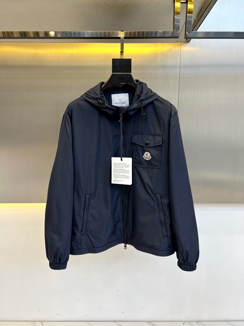 NO:129270,Moncl cover, 25 spring and summer new men's matte hooded jacket jacket. The hooded jacket has a classic loose fit design, with overshoulder embellishment and logo decoration. Made of nylon fabric, the cotton texture is comfortable and soft, presenting the dyeing effect of ready-to-wear!  Made of nylon fabric ·Hotel ·Snap buckle closure zipper pocket 1-5 sizes (model 173, 143 catties upper body 2 sizes), christian louboutin, Moncler, jackets & coats, jackets & coats, hats, alexander wang19860909Moncl蒙口、 25春夏新品男士哑光连帽冲锋衣夹克外套.连帽夹克具有经典宽松版型设计,过肩点缀标识装饰.采用尼龙面料制成,棉感质地舒适柔软,呈现成衣染色效果！ 采用尼龙面料制成 ·兜帽 ·按扣开合·拉链口袋 1-5码（模特173,143斤上身2码）,,christian louboutin,Moncler,jackets & coats,jackets & coats,hats,alexander wang,Men's clothing