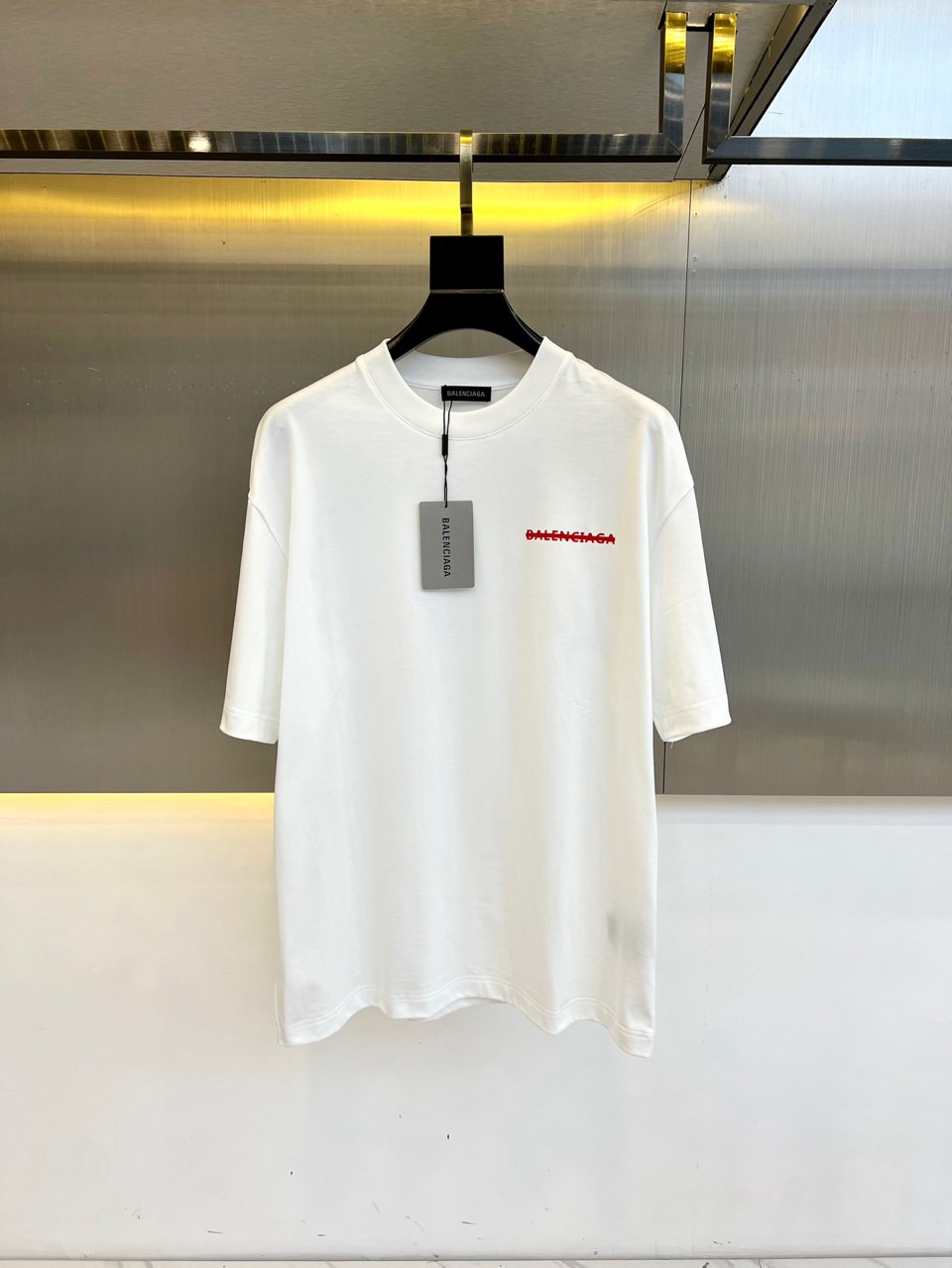 NO:129275,Balenciaga, S summer clothing new products, the latest series of logo short-sleeved T-shirts, the rhythm of each person having to hand in one piece!  Imported top pure cotton fabric is extremely skin-friendly and comfortable. It feels very delicate to the touch, has a good texture, perfectly reflecting the three-dimensional feeling. It is in line with the brand's consistent design style. It is a very good overall style. It is versatile in single wear!  48-56 (model 173, 143 catties upper body 50 sizes), ,balenciaga, T-shirt,tees, t-shirt,alexander wang19860909Ba巴黎世家、s夏装新品 最新系列logo短袖t恤 必须人手一件的节奏！进口顶极纯棉面料,极为亲肤舒适 摸上去非常的细腻,质感很好,完美体现立体感 符合品牌一贯设计风格,整体非常不错的一款,内搭单穿都百搭！48-56（模特173,143斤上身50码）,,balenciaga,T-shirt,tees，t-shirt,alexander wang,Men's clothing