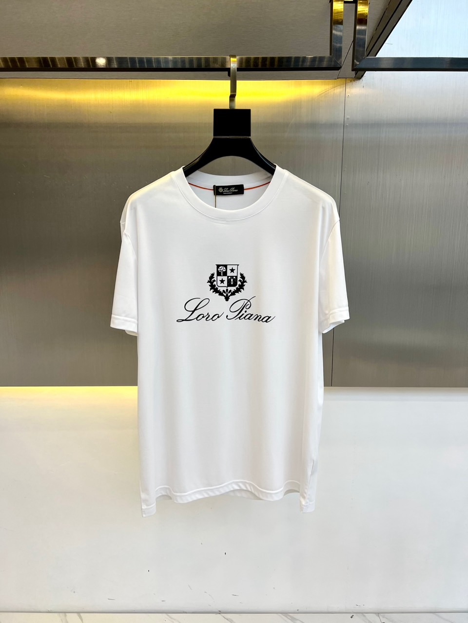 NO:129281,LP Home Spring and Summer latest embroidered men's round neck short-sleeved T-shirt, casual tailored cotton sweatshirt, simple and generous, the iconic embroidered shield logo all adopt 3D three-dimensional embroidery technology, exquisite and exquisite, full and stylish, strongly highlighting the brand's personality and culture, enhancing the overall style and taste, with a strong texture and high brand identity. Simple and versatile style, not picky about people to wear, never out of time, the matching index is very high, single or base wear is a good choice, easily leading the fashion trend, a must-have for high-end and trendy men!  Imported customer-supplied fabric double-stranded combed horse cotton, with delicate and soft texture, elasticity, comfortable and breathable, and will not fade or deform after wearing for a long time. 48-56 (model 173, 143 catties upper body 50 yards), loro piana, T-shirt, tees, t-shirt, alexander wang19860909LP家 春夏最新绣标男士圆领短袖T恤衫,休闲剪裁棉质运动衫,简单大方,标志性的刺绣盾牌徽标,都采用3D立体刺绣工艺,精致考究,饱满有型,强烈地凸显出品牌的个性与文化,提升了整体的格调与品位,质感极强,品牌标识度高.简约百搭款,不挑人穿,永不过时,搭配指数非常高,单穿或者打底穿都是不错的选择,轻松引领时尚潮流,高端新潮型男必备尚品！进口客供面料双股精梳匹马棉,质感细腻柔软,有弹性,穿着舒适透气凉爽,且久穿久洗不褪色不变形.48-56（模特173,143斤上身50码）,,loro piana,T-shirt,tees，t-shirt,alexander wang,Men's clothing