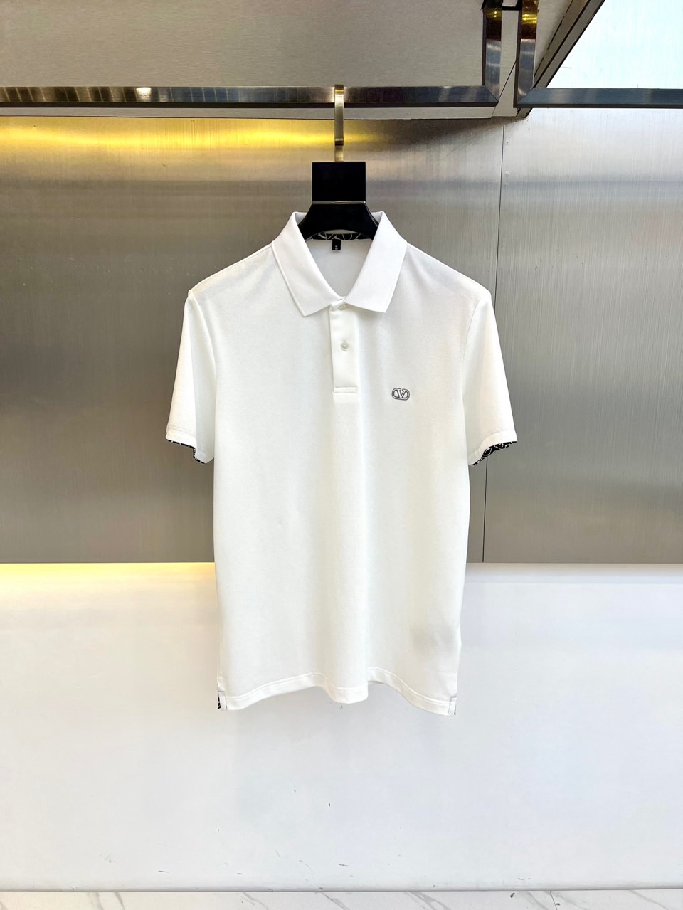 NO:129287,Valetion, 25s spring and summer men's clothing is decorated with brand logo embroidered small-label polo shirt, customized 60S double-strand mercerized bead floor cotton fabric, creating classic brand elements combining elegant temperament and casual style, casual business versatile, 48-56 (model 173, 143 catties upper body 50 sizes), valentino, valentino, alexander wang19860909Valetion华伦、25s春夏男装胸前饰有品牌标志刺绣小标polo衫,定制60S双股丝光珠地棉面料,打造经典的品牌元素结合典雅气质与休闲风范,休闲商务百搭,48-56（模特173,143斤上身50码）,,valentino,valentino,alexander wang,Men's clothing