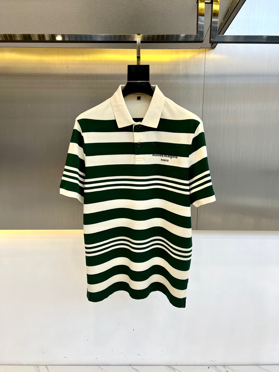 NO:129293,Maison Margiel, new spring and summer business casual polo shirts, imported graphene black technology fabrics, the thinnest and hardest new nanomaterials in the world: introducing the latest Japanese textile technology, selecting Israeli holy cotton, blended biomass graphene, launching new intelligent warm black technology - the application of graphene in fabrics: cool feeling, anti-ultraviolet rays, antibacterial, the world's thinnest and hardest new, far-infrared insulation 2. Anti-static 3. Introducing the latest Japanese textile technology to prevent mites from mixing feathers, selecting cotton from Israeli holy land, the fabric attributes are all excellent, the mesh structure is delicate and natural, after washing, the texture becomes more affinity, the comfort and breathability are perfect, the touch experience is self-evident, and the ultimate luxury enjoyment!  The details are exquisite and outstanding, the appearance is perfect, and the craftsmanship is demonstrated everywhere. The fashionable button opens and closes the placket, fashionable and age-reducing, the upper body is full of temperament, and a versatile and practical style is excellent!  50-58 (model 173, 143 catties upper body 50 sizes),,masion margiela,alexander wang19860909Maison margiel马吉拉、春夏新品商务休闲polo衫,进口石墨烯黑科技面料,世上最薄且最坚硬的新型纳米材料:引进日本最新纺织工艺,精选以色列圣地棉,混纺生物质石墨烯,推出全新智能保暖黑科技--石墨烯在面料上的应用: 凉感,防紫外线,抗菌,全球最薄最硬的新、远红外线保温2.防静电3.引进日本最新的纺织技术,以防螨虫混合羽毛,挑选以色列圣地的棉花,面料属性皆为上乘,网眼结构细腻自然,经过水洗后,肌理变得更具亲和力,舒适性与透气性完美兼备,触感体验不言而喻,奢华极致享受！细节精致出挑,品相完美如斯,处处彰显出匠心工艺,时尚一粒扣开合门襟,时髦且减龄,上身满满的气质感,百搭实穿性极好的一款POLO衫！50-58（模特173,143斤上身50码）,,masion margiela,alexander wang,Men's clothing