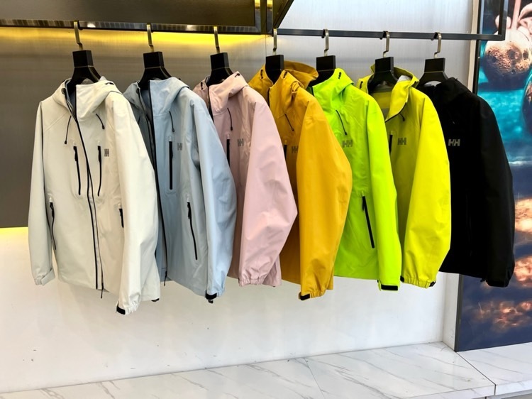 Helly Hansen 海丽汉森情侣拼接一体防泼水外套,SALT高端系列户外防风防水无缝压胶硬壳冲锋
