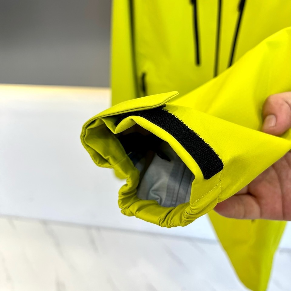 Helly Hansen 海丽汉森情侣拼接一体防泼水外套,SALT高端系列户外防风防水无缝压胶硬壳冲锋