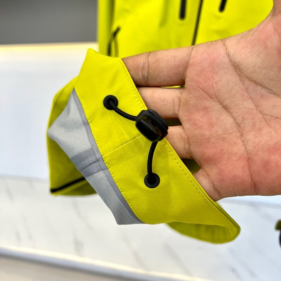Helly Hansen 海丽汉森情侣拼接一体防泼水外套,SALT高端系列户外防风防水无缝压胶硬壳冲锋