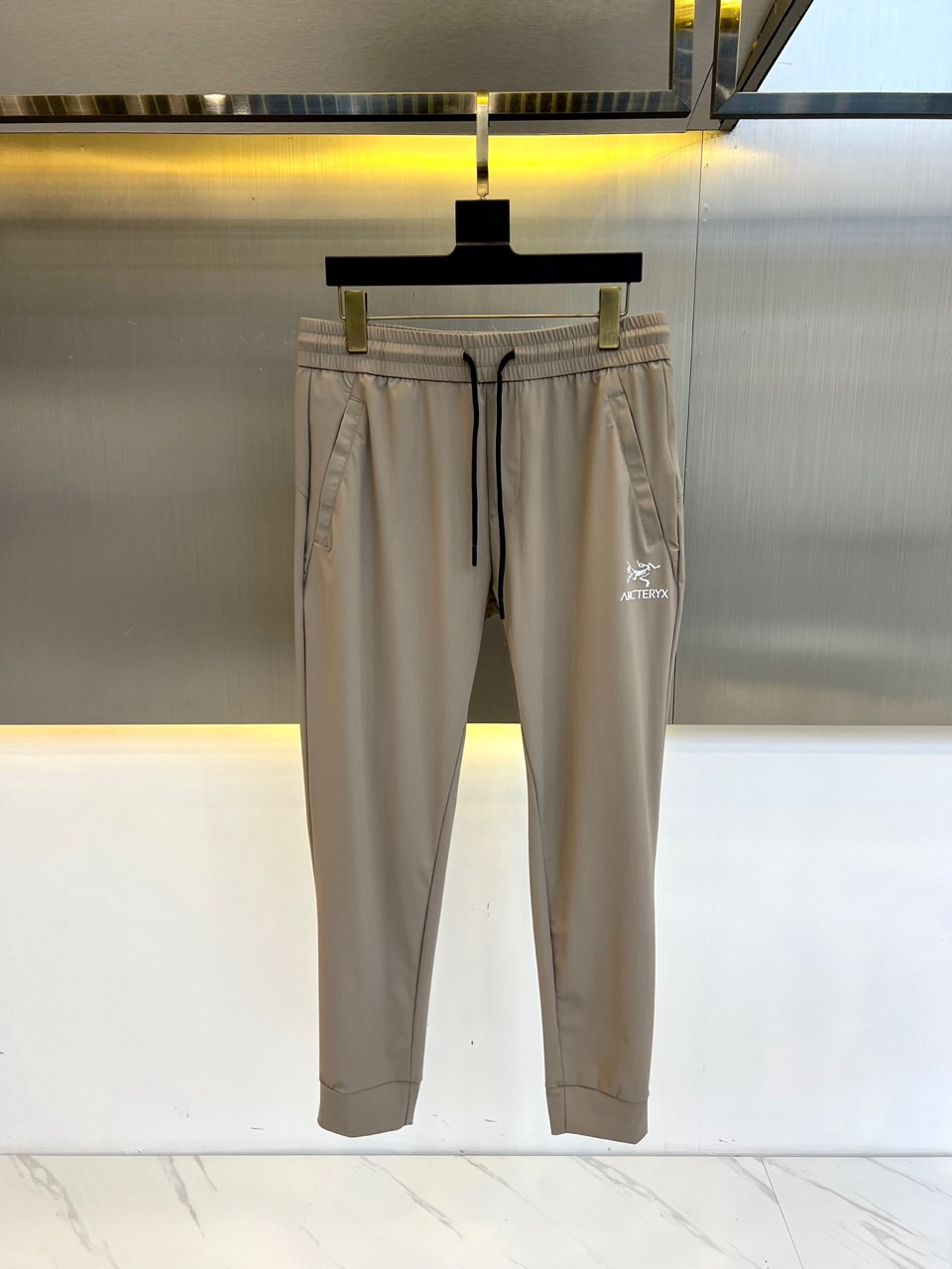 NO:134798,Arcteryx, new spring and summer sports and casual trousers, high-end three-dimensional cut, exquisite logo, simple and casual style, can be casual outdoors, commuting and hiking/outdoor hiking maintenance chilled water machine washing. Wash separately, dry at low temperature, ironing at low temperature. Do not use clothing softener. Take into account the super practical and versatile nature of the city. Just start to go in seconds!  Technology windproof, quick drying, breathable special fabric, outdoor casual pants with absolute appearance and functionality. 48-56 (please report waist size by order), arc'teryx, alexander wang19860909Arcteryx 始祖鸟、春夏新品运动休闲卫裤,高级版型立体裁剪 精致logo,简约休闲款,可休闲了户外,通勤远足/野外徒步保养冷水机洗.分开洗涤.低温烘干.低温熨烫.切勿使用衣物柔顺剂.兼顾城市超实用多用途性.直接秒杀走起！ 科技防风,速干,透气特殊布料,绝对颜值功能性爆表的户外休闲裤.48-56（下单请报腰围尺寸）,arc'teryx,alexander wang,Men's clothing