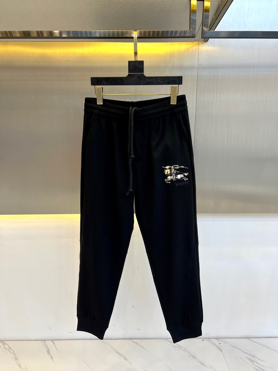 NO:130867,Burberry, 2025s spring and summer new men's casual sweatpants, a versatile trousers with elastic waist casual sweatpants, is a classic style with a practical wear style!  The design style of the whole casual pants is simple and fashionable, which is very consistent with the low-luxury style setting, has excellent skin-friendly value, is easy to wear, and is full of detail!  The front of the trouser body has double pockets on both sides, which is low-key and luxurious. The elastic and drawstring design of the waist of the trouser is easy to wear. It is not only full of detail, but also very practical. This season's men's clothing brings cutting-edge fashion charm!  This trousers are made of custom blended. The fabric has a moderate thickness, the fabric feels soft and delicate, with a good vertical feel, and the surface is bright and clear, which looks very textured, and it tastes very high-end. The first-class and exquisite straight-fitting style is cut, the line is delicate, smooth and neat, and the casual and casual pants look good no matter how you match it!  48-56 (please report waist size by order), burberry, burberry, alexander wang19860909Bur巴宝莉、2025s春夏新品男士休闲卫裤,一款松紧腰休闲卫裤兼备的百搭裤装,属于实穿型的经典款式！整条休闲裤的设计风格简洁时尚,非常符合低奢的风格设定,亲肤值优越,穿着方便,细节感十足！裤身前幅两侧双插口袋,低调奢华.裤腰弹力加抽绳设计,穿着方便,不但细节感满满,同时也极具实用性.本季男装带来前沿的时尚魅力！ 此款裤装采用定制混纺打造而成,面料厚度适中,面料手感柔软细腻,有着很好的垂直感,表面亮泽清晰的纹理,看上去非常有质感,细品高级韵味十足.一流精湛的直筒版型裁剪,走线细致平顺工整,休闲随意怎么搭配都好看的裤装！48-56（下单请报腰围尺寸）,,burberry,burberry,alexander wang,Men's clothing