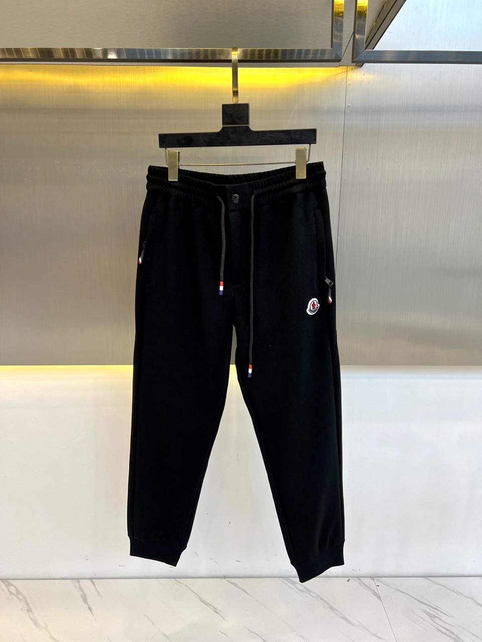 NO:130865,Mon mask, 25s spring and summer new casual sports sweatpants, a versatile sweatpants, simple and stylish design style of the whole casual pants is simple and fashionable, medium-weight cotton thick sweatpants, and the fabric is also very heavy and pure cotton. The thickness is moderate and the touch is soft and comfortable, the surface is bright and clear, and the texture looks very textured, and it tastes very high-end. This high-quality fiber has a smooth surface and is rarely curled, and it feels soft and smooth and delicate. 48-56 (please report height and weight if you place an order), Moncler, alexander wang19860909Mon蒙口、25s春夏新款休闲运动卫裤,一件百搭卫裤,简约又有腔调 整条休闲裤的设计风格简洁时尚,中克重棉质加厚运动裤,面料也很重磅纯棉成分的,厚度适中触感柔和舒适,表面亮泽清晰的纹理,看上去非常有质感,细品高级韵味十足,这种优质的纤维,表面光滑,极少卷曲,手感软又滑很细腻.48-56（下单请报身高体重）,,Moncler,alexander wang,Men's clothing