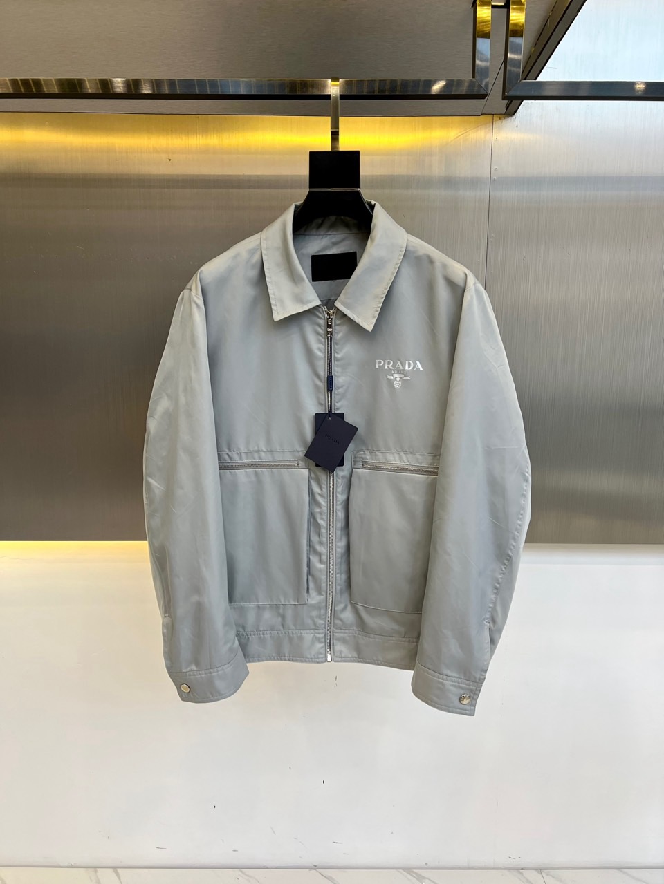 NO:485994,Prad and the official website are released simultaneously, and Pjia’s new products are released for jackets and shirts!  This recycled nylon shirt is made of special recycled nylon yarn made from recycled marine plastic waste. The shirt collar and long sleeves with snap-button cuffs are designed to create a simple design, defining a modern style. The loose fit is accompanied by an enamel triangular metal logo on the front, and the brand is distinctive. The loose fit, classic lapel, a triangle patch logo on the chest, straight cut hem, snap-button cuffs!  Recycled nylon yarn surface made from marine plastic waste!  48-56 (model 173, 143 catties upper body 50 sizes), prada, prada, jackets & coats, jackets & coats, shirts, alexander wang19860909Prad普拉、官网同步发售,P家新品发售夹克衬衫外套！这款再生尼龙衬衫甄选回收海洋塑料废弃物所制的特殊再生尼龙纱线打造,衬衫领和配有按扣式袖口的长袖塑造简约设计,定义充满现代感的风格.宽松版型正面伴以涂珐琅三角形金属徽标,品牌格调鲜明.宽松版型,经典翻领,胸前口三角形贴布徽标,直裁下摆,按扣式袖口！回收海洋塑料废弃物所制再生尼龙纱线面！48-56（模特173,143斤上身50码）,,prada,prada,jackets & coats,jackets & coats,shirts,alexander wang,Men's clothing