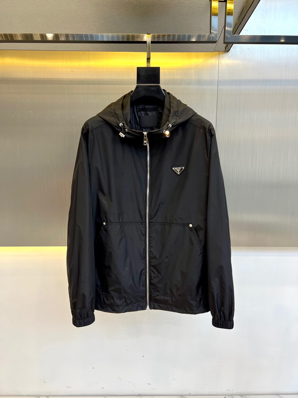 NO:130831,Prad, 2025 spring new thin and fashionable sports hooded windproof jacket windbreaker jacket. Rotator sleeve classic enamel metal logo design, original fiber innovative technology fabric, simple, neat and refreshing business, quality workmanship details can stand any form of inspection, absolutely large manufacturers produce OEM, presenting a brand new look, giving you a unique upper body experience!  All of them have undergone strict selection process, original customized metal hardware zippers, simple, elegant and versatile style, elegant and handsome on the upper body, and a brand new visual feeling!  Invincible appearance, the details are very good, the upper body is not picky, the must-have model is reserved. 48-56 (model 173, 143 catties upper body 50 sizes), prada, prada, jackets & coats, jackets & coats, hats, alexander wang19860909Prad普拉、2025春装新款薄款时尚运动连帽防风夹克风衣外套.肩袖经典珐琅金属标设计,原版纤维创新科技面料 简洁利落又清爽商务,品质做工细节经得起任何形式检验,绝对大厂代工出品 呈现一种焕然一新,赋予你与众不同的上身体验！均经过严格的挑选工序,原版定制金属五金拉链,简约大方百搭款 上身优雅帅气,焕然一新的即视感！品相无敌,细节都很到位,上身不挑人,必入的自留款.48-56（模特173,143斤上身50码）,,prada,prada,jackets & coats,jackets & coats,hats,alexander wang,Men's clothing