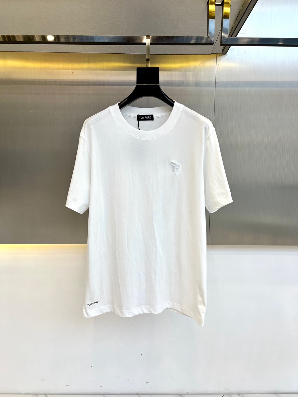 NO:130834,Tom Fo-2025 new product men's casual round neck silver label short-sleeved T-shirt, light and pure cotton fabric, simple and atmospheric style, selected high-quality pure cotton, the light and thin fabric is dense and tight, and it is not easy to deform after wearing it. It is slightly elastic, soft and textured, and has excellent comfort and breathability on the upper body!  The exquisite embossed TF element logo on the chest!  Urban simple and fashionable casual classic round neck style, not picky about age and figure, strong inclusiveness, easy to control the upper body. 48-56 (model 173, 143 catties upper body 50 sizes),,tom ford,tom ford,T-shirt,tees,t-shirt,alexander wang19860909Tom Fo-2025新品男士休闲圆领银标短袖T恤 ,轻薄纯棉面料,简单大气的款式,甄选优质纯棉,轻薄面料密度紧实久穿不易变形,微弹力柔软有质感,上身舒适性与透气性绝佳！的胸前精美凹凸压纹TF元素Logo标识！都市简约又时尚的休闲经典圆领版型,不挑年龄身材,包容性很强,上身轻松驾驭.48-56（模特173,143斤上身50码）,,tom ford,tom ford,T-shirt,tees，t-shirt,alexander wang,Men's clothing