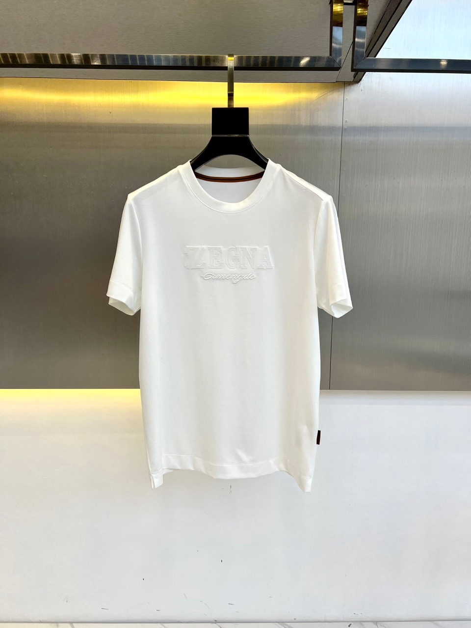 NO:130837,Zegna, 2025 spring and summer men's new classic LOGO embossed round neck short-sleeved T-shirt. Imported custom fabric, 62 cotton, 22 lyceler 12 spandex 4 mulberry silk fabric feels silky and soft, breathable and skin-friendly, extremely comfortable to wear, and the overall texture is quite high!  The iconic logo logo on the chest of the garment is carefully crafted with three-dimensional printing technology. The regular slim fit style is cut, which can easily concave and make you look slim and taller!  48-56 (model 173, 143 catties upper body 50 sizes), zegna, T-shirt, tees, t-shirt, alexander wang19860909Zegna杰尼亚、2025春夏男士新款经典LOGO压花圆领短袖T恤.进口定制面料,62绵,22莱赛尔12氨纶4桑蚕丝面料手感丝滑柔软,透气亲肤性极佳,着身无比的舒适,整体质感相当之高！衣身胸前标志性徽标Logo,采用立体印花技术精心打造.常规修身版型裁剪设计,轻松凹出显瘦显高身型！48-56（模特173,143斤上身50码）,,zegna,T-shirt,tees，t-shirt,alexander wang,Men's clothing