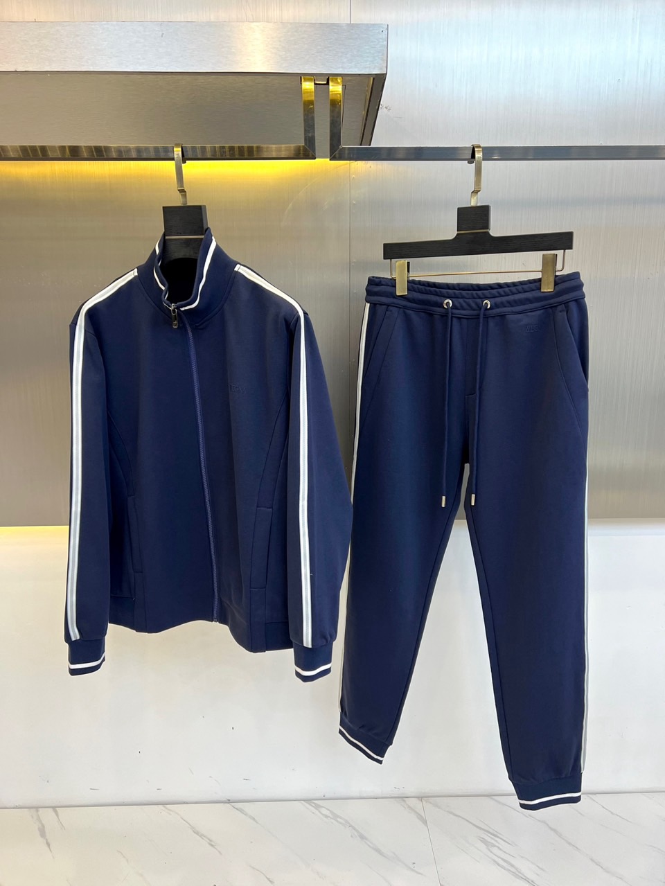 NO:130841,Zegna, 25s early spring new set, high-quality stand-up collar design set, classic is eternal, and it is absolutely worth buying!  This type of suit is also a must-have for lazy people. You don’t have to think about how to match it, just do it easily!  Custom-made pure cotton fabrics are provided with smooth touch, but they are crisp and stylish, with a full texture on the upper body!  The seiko towel embroidery logo on the chest is contrasting color embellishment, the overall is simple and generous without losing the style, with a strong sense of upper body, absolutely at the forefront of fashion, very comfortable to wear, and there is no need to say much about the style and cutting of the pants. The upper body is exquisite and vivid, and the truly palace-level casual trousers can be competent for various occasions whether they are sports or casual!  48-56 (model 173, 143 catties upper body 50 sizes), zegna, alexander wang19860909Zegna杰尼亚、25s早春新款套装高品质立领设计套装,经典即永恒,入手绝对值的！这种类型的套装也是懒人必备的一套,不用想怎么搭配,直接一套轻松搞定！客供定制纯棉面料,触感顺滑,却又挺括有型,上身质感十足！胸前精工毛巾刺绣logo撞色点缀, 整体简洁大方而不失格调,上身感极强,绝对走在时尚最前端,穿着非常舒适,裤型款式和裁剪亦无需多言,上身精致跃然,真正殿堂级的休闲卫裤,无论是运动还是休闲时候都能胜任各种场合！48-56（模特173,143斤上身50码）,,zegna,alexander wang,Men's clothing