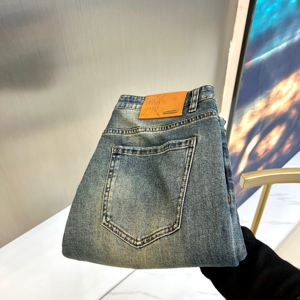 NO:130844,Miumiu, 2025 new men's retro denim fashion jeans, it uses traditional techniques to make denim series, and the jeans produced are also top-notch crafts!  Water-friendly natural raw materials with three-dimensional embossing process of the rear bag, and the side laser logo process perfectly modify the leg shape! It uses imported fine silk cotton   Lycra fabric, skin-friendly and comfortable and stylish high-quality men's wide-leg jeans!  The upper body is simple, atmospheric and elegant, with clear texture on the back, and the overall shape is very exquisite and eye-catching. The surface locomotive thread is sewn enough to show care. The inner line is neat, symmetrical, tight and powerful. You can see that the threading machine is not the process technology that ordinary factories can have. The brand culture has a high value for communication. It is worth collecting. Brand followers are a classic style that cannot be missed!  28-36 (none 35), miumiu, jeans, alexander wang19860909Miumiu、2025新品男士复古丹宁时尚牛仔裤,它采用的是传统的技法制作牛仔系列,产出的牛仔也都是顶级的工艺品！水环保天然原料后袋立体压凸工艺,侧面激光Logo工艺完美的修饰腿型!采用进口精丝棉 莱卡面料,亲肤舒适又有型高品男士阔腿牛仔裤！上身简约大气上档次,后部拼接质感清晰,整体造型十分精致抢眼,表面机车线的缝制足可看出用心对待,内里走线工整匀称紧密有力,就能看出走线的机器非一般的工厂所能有的工艺技术,品牌文化的传播价值观念很高.值得收藏.品牌追随者更是不可错过的经典款式！28-36（无35）,,miumiu,jeans,alexander wang,Men's clothing