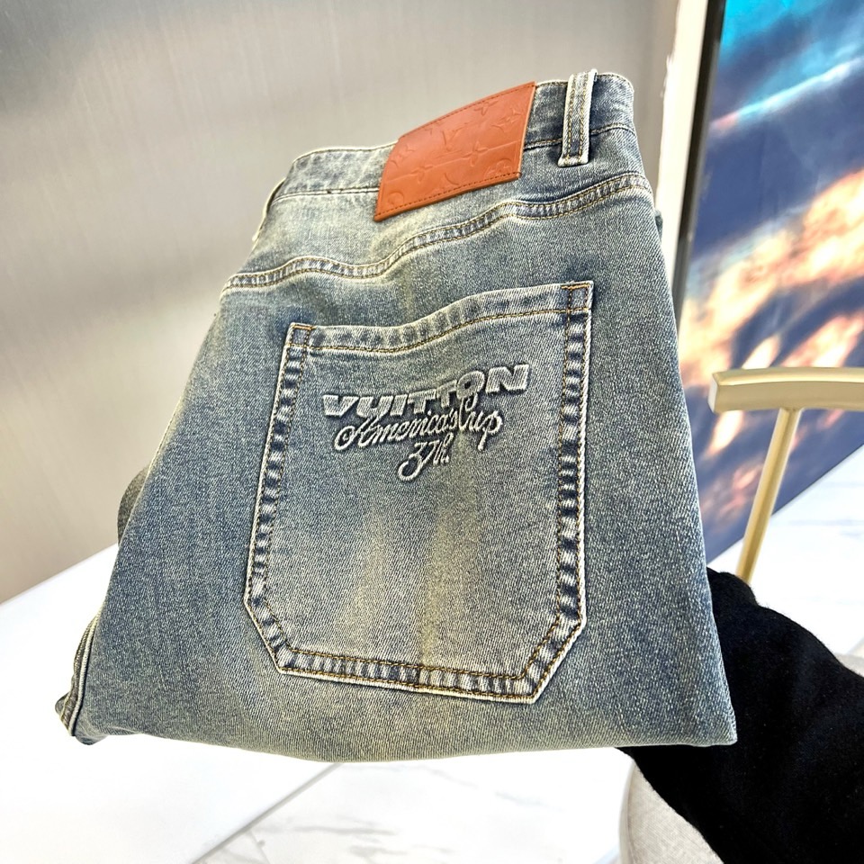 NO:130846,1v, 2025 new men's retro denim fashion jeans, it uses traditional techniques to make denim series, and the jeans produced are also top-notch crafts!  Water-friendly natural raw materials with three-dimensional embossing process of the rear bag, and the side laser logo process perfectly modify the leg shape! It uses imported fine silk cotton   Lycra fabric, skin-friendly and comfortable and stylish high-quality men's wide-leg jeans!  The upper body is simple, atmospheric and elegant, with clear texture on the back, and the overall shape is very exquisite and eye-catching. The surface locomotive thread is sewn enough to show care. The inner line is neat, symmetrical, tight and powerful. You can see that the threading machine is not the process technology that ordinary factories can have. The brand culture has a high value for communication. It is worth collecting. Brand followers are a classic style that cannot be missed!  28-36 (none 35), jeans,alexander wang198609091v、2025新品男士复古丹宁时尚牛仔裤,它采用的是传统的技法制作牛仔系列,产出的牛仔也都是顶级的工艺品！水环保天然原料后袋立体压凸工艺,侧面激光Logo工艺完美的修饰腿型!采用进口精丝棉 莱卡面料,亲肤舒适又有型高品男士阔腿牛仔裤！上身简约大气上档次,后部拼接质感清晰,整体造型十分精致抢眼,表面机车线的缝制足可看出用心对待,内里走线工整匀称紧密有力,就能看出走线的机器非一般的工厂所能有的工艺技术,品牌文化的传播价值观念很高.值得收藏.品牌追随者更是不可错过的经典款式！28-36（无35）,,jeans,alexander wang,Men's clothing