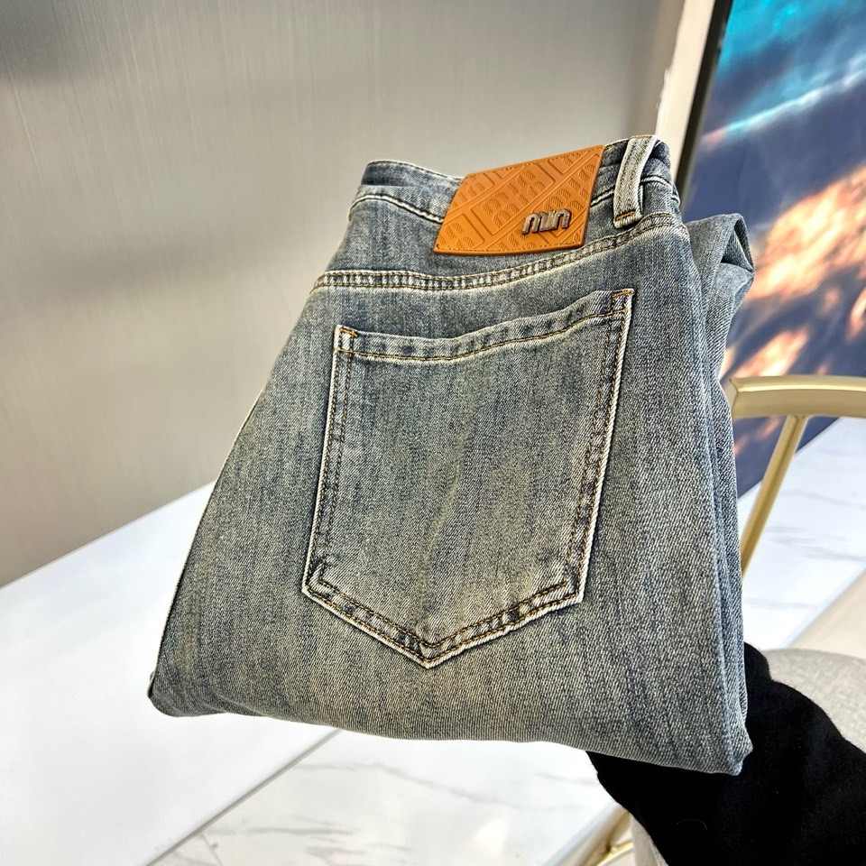 NO:130849,Miumiu, 2025 new men's retro denim fashion jeans, it uses traditional techniques to make denim series, and the jeans produced are also top-notch crafts!  Water-friendly natural raw materials with three-dimensional embossing process of the rear bag, and the side laser logo process perfectly modify the leg shape! It uses imported fine silk cotton   Lycra fabric, skin-friendly and comfortable and stylish high-quality men's wide-leg jeans!  The upper body is simple, atmospheric and elegant, with clear texture on the back, and the overall shape is very exquisite and eye-catching. The surface locomotive thread is sewn enough to show care. The inner line is neat, symmetrical, tight and powerful. You can see that the threading machine is not the process technology that ordinary factories can have. The brand culture has a high value for communication. It is worth collecting. Brand followers are a classic style that cannot be missed!  28-36 (none 35), miumiu, jeans, alexander wang19860909Miumiu、2025新品男士复古丹宁时尚牛仔裤,它采用的是传统的技法制作牛仔系列,产出的牛仔也都是顶级的工艺品！水环保天然原料后袋立体压凸工艺,侧面激光Logo工艺完美的修饰腿型!采用进口精丝棉 莱卡面料,亲肤舒适又有型高品男士阔腿牛仔裤！上身简约大气上档次,后部拼接质感清晰,整体造型十分精致抢眼,表面机车线的缝制足可看出用心对待,内里走线工整匀称紧密有力,就能看出走线的机器非一般的工厂所能有的工艺技术,品牌文化的传播价值观念很高.值得收藏.品牌追随者更是不可错过的经典款式！28-36（无35）,,miumiu,jeans,alexander wang,Men's clothing