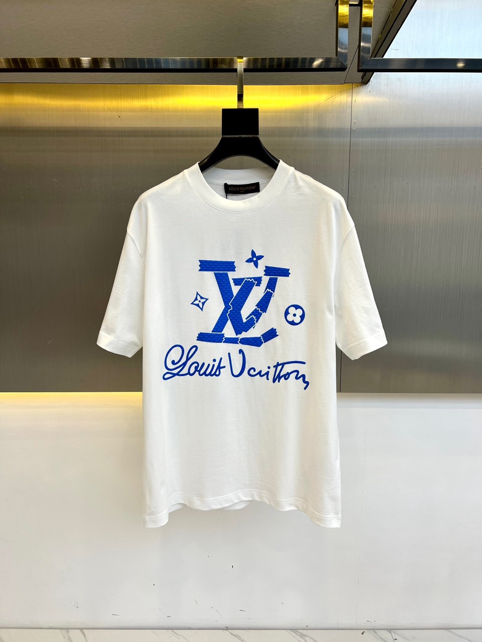 NO:130855,1v, 2025s spring and summer new logo, loose and slim casual round neck short-sleeved T-shirt. The overall texture of pure cotton high-subject fabric is extremely comfortable and has excellent skin-friendly effect. The overall loose style configuration is more youthful and sports style, with a grand and outstanding upper body, and the effect is excellent. The combination is more worry-free and effort-saving. Whether it is casual sports or high street travel, you can easily control it!  48-56 (model 173, 143 catties upper body 50 sizes), T-shirt,tees, t-shirt,alexander wang198609091v、2025s春夏新款新标字母logo宽松显瘦休闲圆领短袖t恤.纯棉高支数面料整体的触感极为舒适,亲肤效果也是极佳.整体宽松的版型配置,更具青春运动风格,上身大气出彩,效果极佳,搭配更是省心省力,无论是休闲运动还是高街出行,都能轻松驾驭！48-56（模特173,143斤上身50码）,,T-shirt,tees，t-shirt,alexander wang,Men's clothing