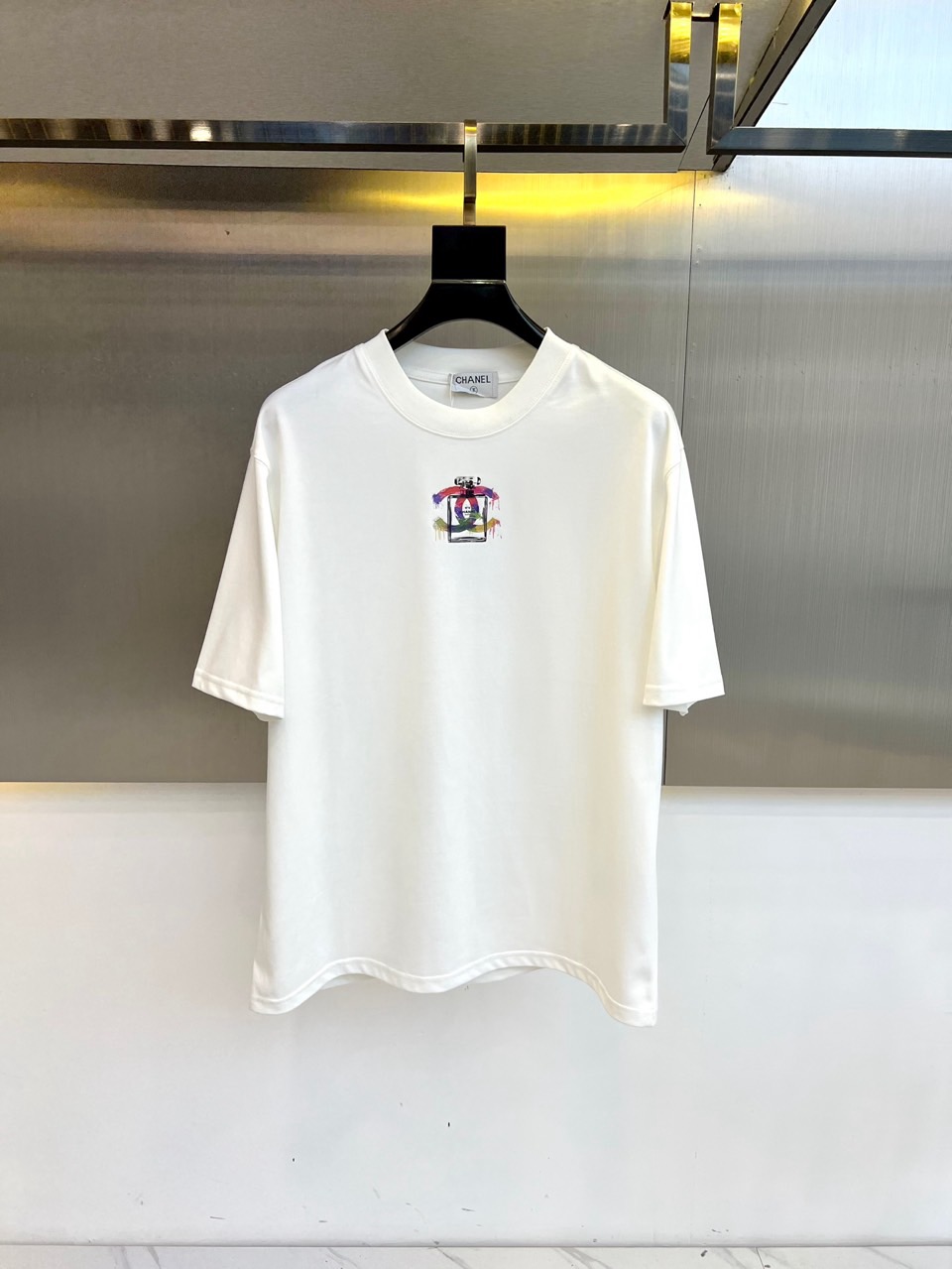 NO:130854,Ch Chanel, 2025 early spring hand-painted printed logo badge round neck short-sleeved T-shirt. Customer-supplied worsted knitted cotton fabric, with smooth texture and delicate texture, light and transparent, and a cutting process that combines both inside and outside, always maintains a perfect shape. The unique hand-painted logo print interprets the unrestrained free soul, representing the trendy brand design charm that keeps pace with the times, using fine-controlled painted glue, full of craftsmanship. A new layer of woven hand-painted brush glue splashing graffiti is a craft show, with extremely high precision!  48-56 (model 173, 143 catties upper body 50 sizes), chanel, T-shirt, tees, t-shirt, alexander wang19860909Ch香奈儿、2025早春手绘印花标识徽章圆领短袖T恤.客供精纺针织棉面料,手感质感顺滑细腻,轻薄透爽,内外兼具的裁剪工艺,时刻保持足够完美的造型.别具一格的手绘logo印花演绎无拘无束的自由灵魂代表与时俱进的潮流品牌设计魅力运用精控彩绘刷胶制作,工艺感十足.全新层次分明机织手绘刷胶泼墨涂鸦实属工艺秀作,精细度极高！48-56（模特173,143斤上身50码）,,chanel,T-shirt,tees，t-shirt,alexander wang,Men's clothing