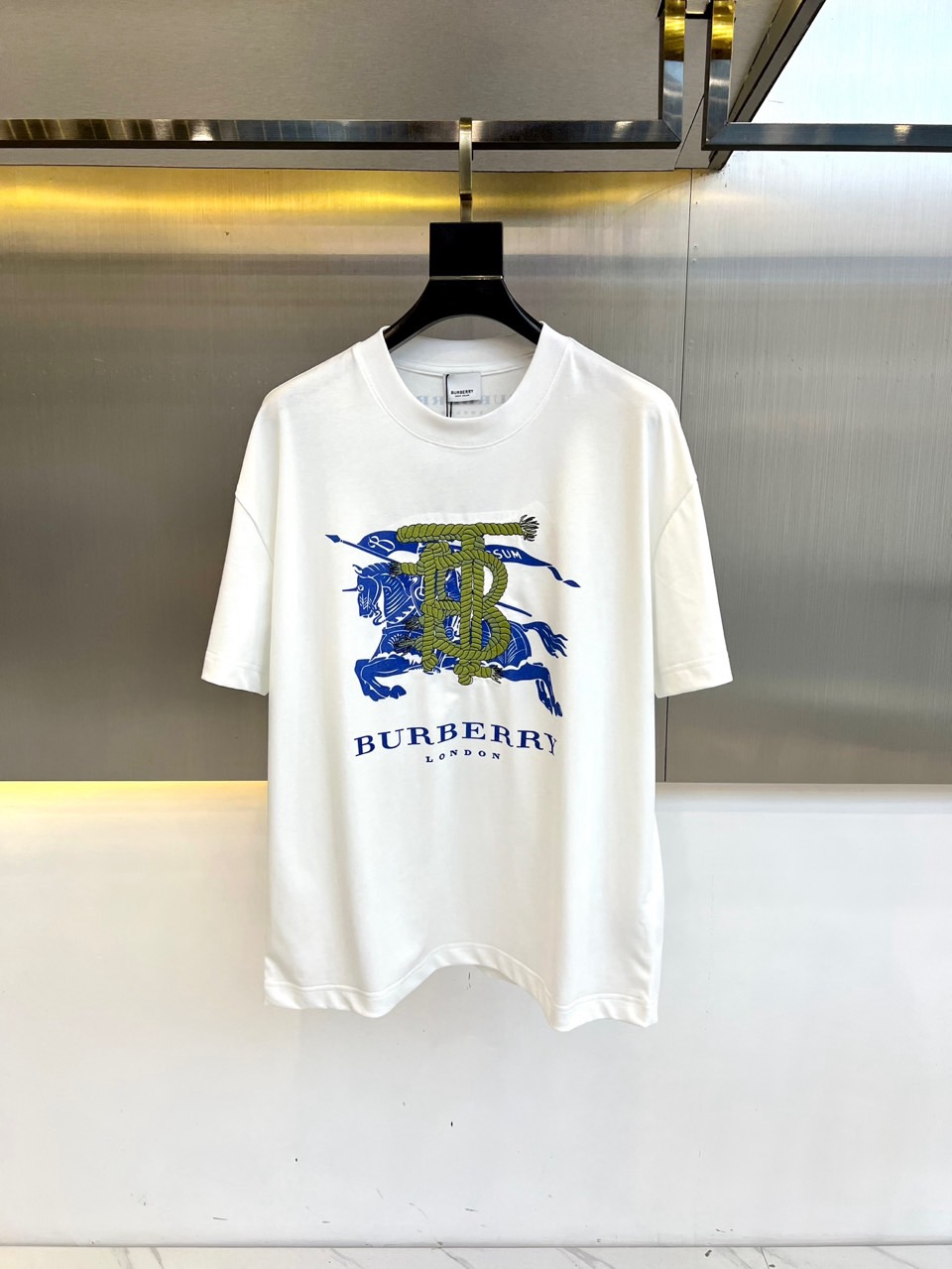 NO:130857,Burberry, 2025 spring and summer new men's short-sleeved T-shirt round-neck pure cotton, and the classic tailoring new style of the embroidery logo with a new style, capturing the hearts of a large number of young people. It is classic, fashionable and noble. You can also feel its unique design from this short-sleeved style!  This T-shirt is made of customized pure cotton. The fabric feels thick, sluggish and heavy. It has a soft texture and excellent breathability. It can be matched across spring, summer, autumn and winter!  48-56 (model 173, 143 catties upper body 50 sizes), burberry, burberry, T-shirt, tees, t-shirt, alexander wang19860909Bur巴宝莉、2025春夏新品男士短袖T恤圆领纯棉,麻绳刺绣logo经典剪裁新款,俘获大量年轻人的心,经典、时髦、高贵,从这款短袖中也能感受它的独特设计！这款T恤衫精选客供定制纯棉材质制成,面料手感厚实垂顺克重足,质感柔软舒适透气性极佳,可横跨春夏秋冬四季搭配！48-56（模特173,143斤上身50码）,,burberry,burberry,T-shirt,tees，t-shirt,alexander wang,Men's clothing