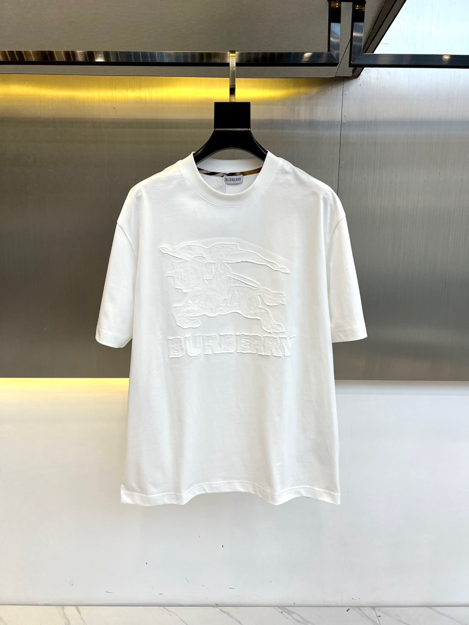 NO:130860,Burberry, 25 new men's pure cotton casual loose short-sleeved T-shirt, logo pattern element patch embroidery, high-density European cotton material, paired with a ribbed round neck to create a casual effect. Loose style, fabric is not stuffy, comfortable, breathable, and soft, can be matched with jeans or sports trousers, the same style as men and women!  48-56 (model 173, 143 catties upper body 50 sizes), burberry, burberry, jeans, T-shirt, tees, t-shirt, alexander wang19860909Bur巴宝莉、25新款男士纯棉休闲宽松短袖t恤,logo图案元素贴布绣,采用高密度欧棉材质,同布罗纹圆领搭打造休闲效果.宽松款式,面料无闷热感,舒适透气柔软,可与牛仔裤或运动长裤搭配,男女同款！48-56（模特173,143斤上身50码）,,burberry,burberry,jeans,T-shirt,tees，t-shirt,alexander wang,Men's clothing