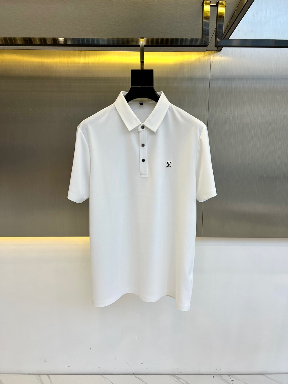 NO:130862,1v Donkey Home, 24SS Spring and Summer New Pearl Mesh Cotton Classic POLO combines 1V logo embroidery on the left chest, short-sleeved lapel TEE, and the evergreen counter must be released every year. Fashion and simple design standards are added. The top-grade cotton Pearl Mesh Material is made of the material. The fabric feels delicate and soft, light and breathable. It is very suitable for wearing in the current season and hot summer. It will not feel stuffy at all. It is unparalleled in the comfort and skin-friendly feeling!  It makes the always rigorous business style look younger, adding a lot of youthful vitality. Such a fashionable design, casual and comfortable style cutting design, suitable for all ages and must-have lapel matching!  48-56 (model 173, 143 catties upper body 50 sizes), louis vuitton,louis vuitton,t-shirt,alexander wang198609091v驴家、24SS春夏新款珠地网眼布棉质经典POLO将1V标识刺绣左侧胸前,短袖翻领TEE、每年必出的柜台常青款,时尚简约设计标准加入,客供顶级棉质珠地网眼布材质打造而成,面料手感细腻柔软,轻薄透气,非常适合在当下季节以及炎热的夏天穿着,一点也不会觉得闷热,穿着舒适度与亲肤感无与伦比！使一向严谨的商务风显得更年轻,增添了不少青春活力范儿如此时髦的设计,休闲舒适的版型裁剪设计,适合所有年龄段,必入的翻领搭配！48-56（模特173,143斤上身50码）,,louis vuitton,louis vuitton,T-shirt,alexander wang,Men's clothing