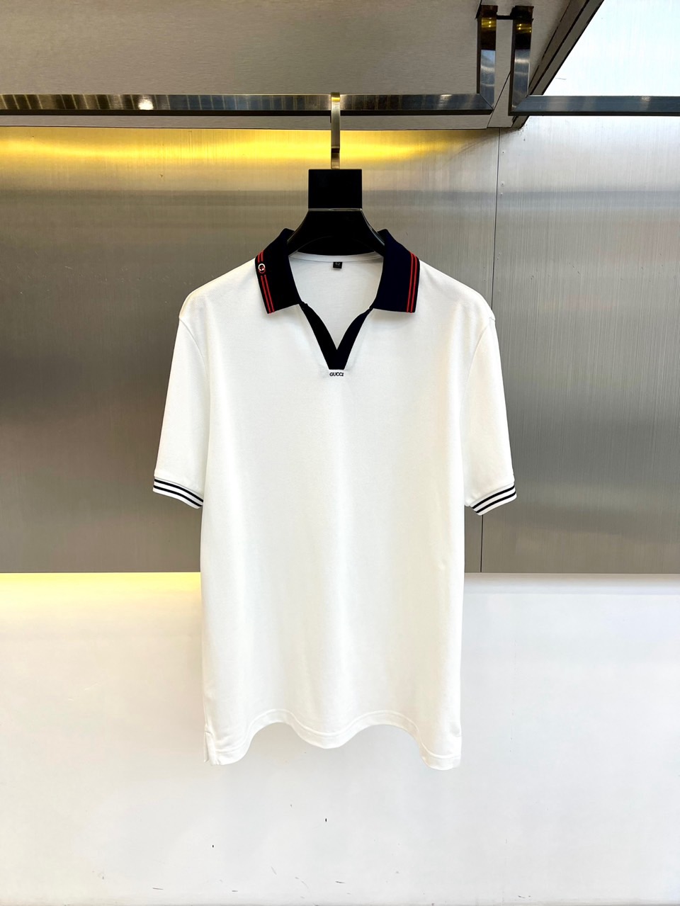 NO:130864,Gucc, 2025 summer new men's texture, seagull lapel short-sleeved polo shirt. Italian seagull collar sweater is unique in collar shape, adding agility and slack to the shape. Pima cotton (Pimma cotton comes from the United States and is a general term for the best special lint cotton (ELS). Compared with ordinary cotton, its fiber structure has a special fiber length increase of 35 and a toughness increase of 45, which makes it silky and soft, and it is veritable. CHAO long fiber cotton belongs to the fine velvet fiber. The fabric feels delicate and fleshy, and it is also far higher than the softness, toughness and gloss of the skeleton. The cotton has a tight and crisp texture, and is strong and stylish. It is tough, elastic and durable. It is the highest quality mark of cotton fabrics and textiles. Honeycomb beaded texture Breathable and dry, mesh floor weaving, soft and not easy to deform, rich and gentle texture, three-dimensional hollow and breathable, and the upper body is not stuffy. Bright contrasting rib elements. Fashionable and age-reducing open your summer appearance. Contrasting striped rib elements show elegant sports aesthetics. The collar and cuffs echo, break the silent unique creative stripes, show fashion charm, and continue the characteristics of POLO shirts that are both business and casual, with high-quality and versatile details and textures. They can be matched with various trousers (casual pants, jeans, shorts) and have both fashionable and practical wear! 48-56 (model 173, 143 catties upper body size 50),,gucci,gucci, shorts, jeans, T-shirt, alexander wang19860909Gucc古驰、2025夏季新款男士肌理感海鸥翻领短袖polo衫.意式海鸥领针织衫别致领型简约气质,为造型增添灵动与松弛感.海岛长绒棉因产量稀少而格外珍贵的Pima棉(匹马棉来自美国,是极品特长绒棉(ELS)的统称与一般棉花相比,它的纤维结构更加特殊纤维长度提升35、韧度提升45,这造就了它丝滑柔软,名副其实的“棉中贵族”.属于细绒纤维中的CHAO长纤维棉,面料手感细腻有肉感,Q弹又不失骨架柔软度、强韧性和光泽度上也远高于同期品质的棉花质地紧密挺括有型,坚韧有弹性持久耐用是棉织品和纺织品的zui高品质标志.蜂窝珠地肌理 透气干爽,网眼珠地面料织法,软糯、不易变形,肌理丰富温柔触感,立体中空透气,上身不闷热.亮眼撞色罗纹元素 时髦减龄开启你的夏季逆天颜值,撞色条纹罗纹元素彰显优雅运动美学,领部与袖口相呼应,打破沉寂獨特创意条纹,尽显时尚魅力,延续POLO衫商务与休闲兼具的特性高笈百搭,细节质感十足 可与各式裤装(休闲裤、牛仔裤、短裤)搭配兼具时髦感与实穿性！48-56（模特173,143斤上身50码）,,gucci,gucci,shorts,jeans,T-shirt,alexander wang,Men's clothing